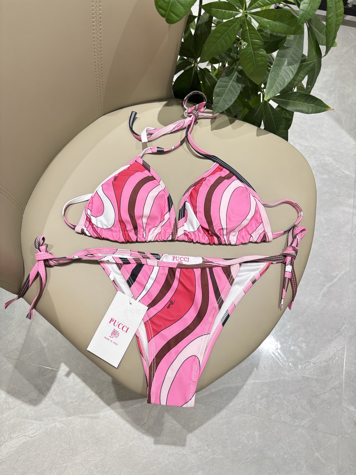 Pucci专柜新款比基尼😍🥰适合多种场景的游泳衣🏊‍♀️海边 游泳池 温泉 水上乐园 漂流都可以😌面料：