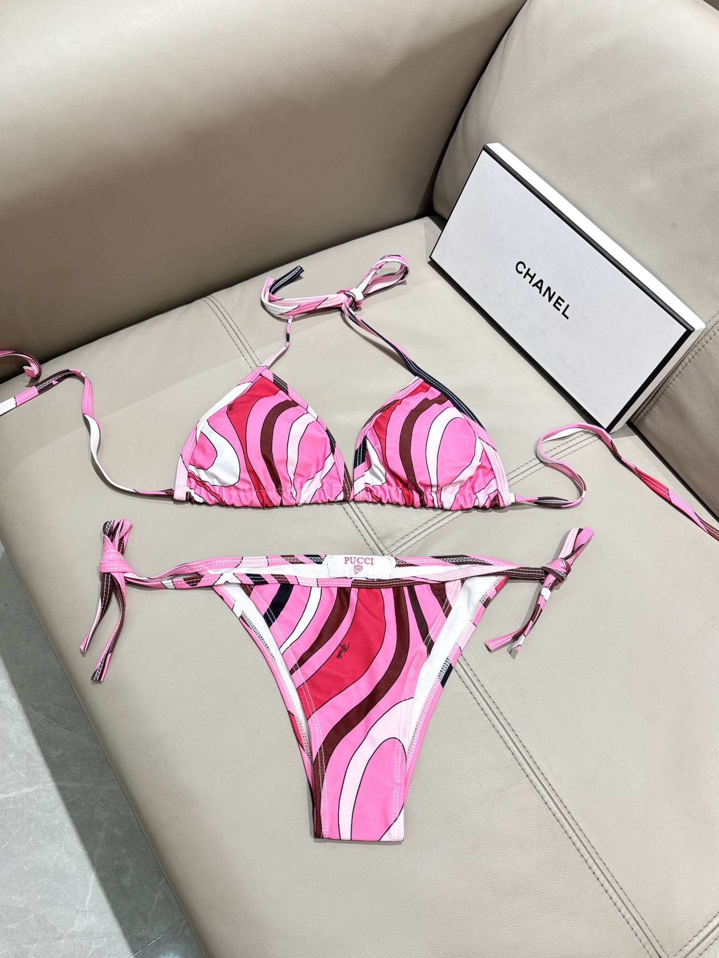 Pucci专柜新款比基尼😍🥰适合多种场景的游泳衣🏊‍♀️海边 游泳池 温泉 水上乐园 漂流都可以😌面料：