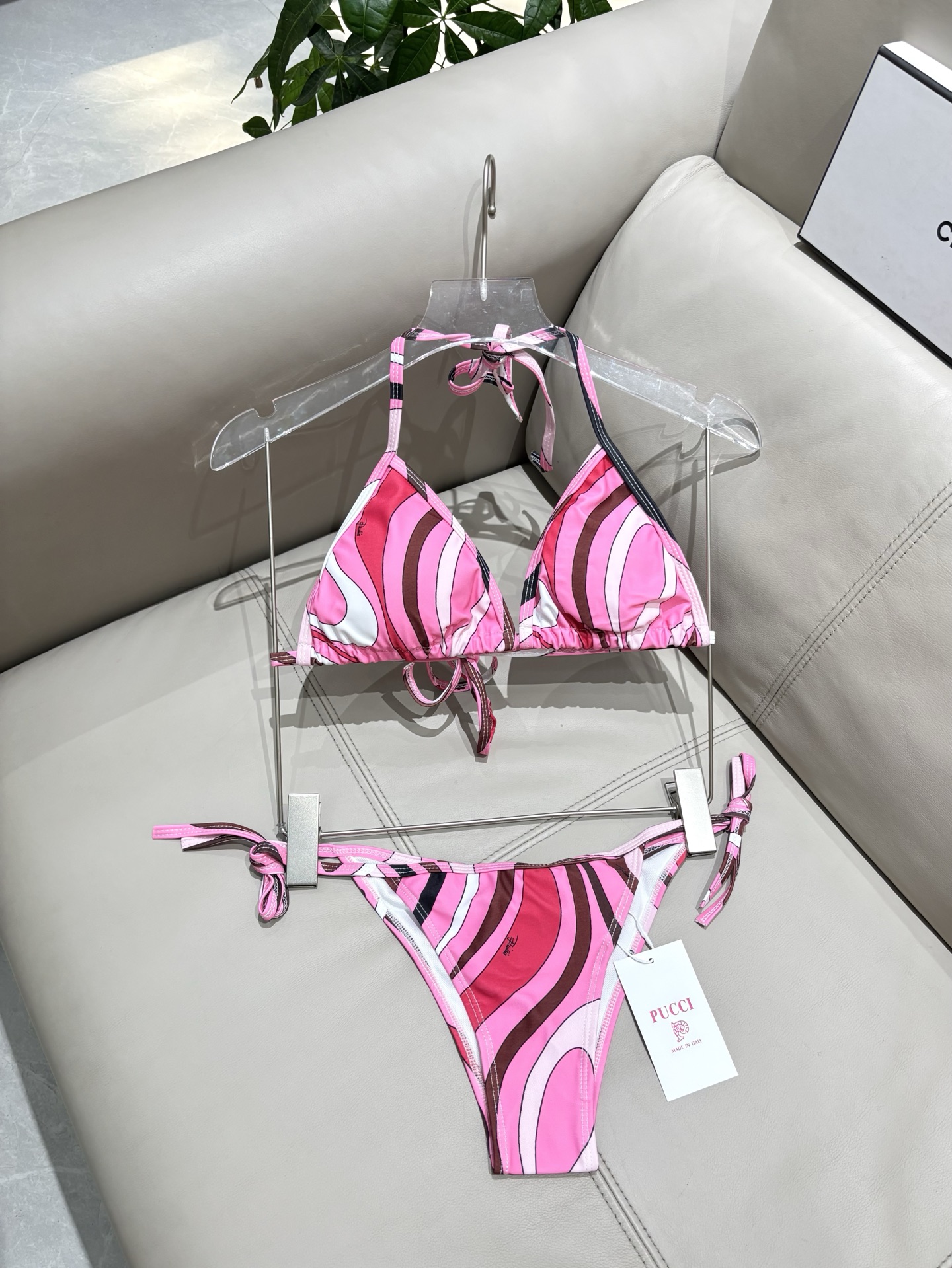 Pucci专柜新款比基尼😍🥰适合多种场景的游泳衣🏊‍♀️海边 游泳池 温泉 水上乐园 漂流都可以😌面料：