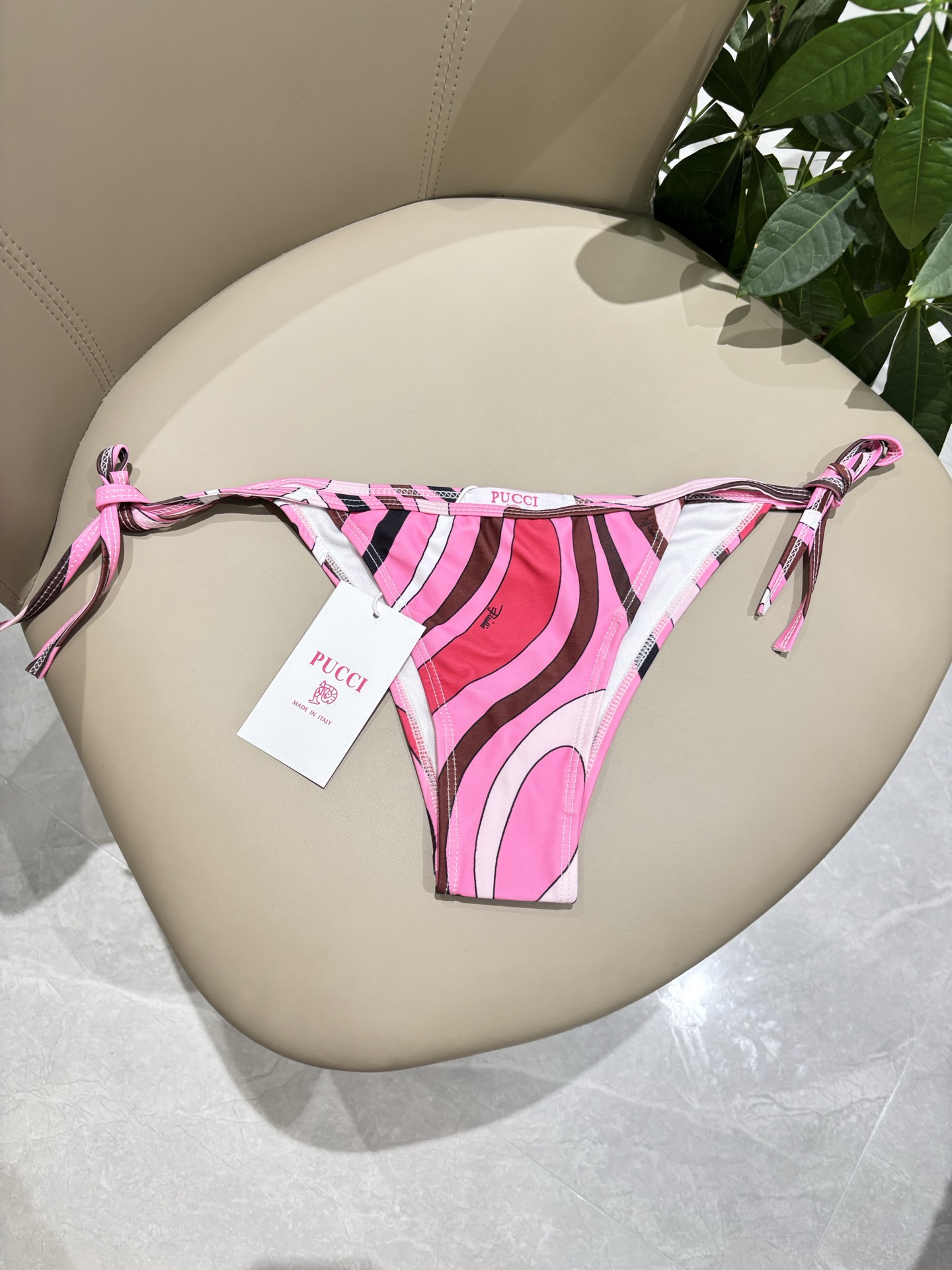 Pucci专柜新款比基尼😍🥰适合多种场景的游泳衣🏊‍♀️海边 游泳池 温泉 水上乐园 漂流都可以😌面料：