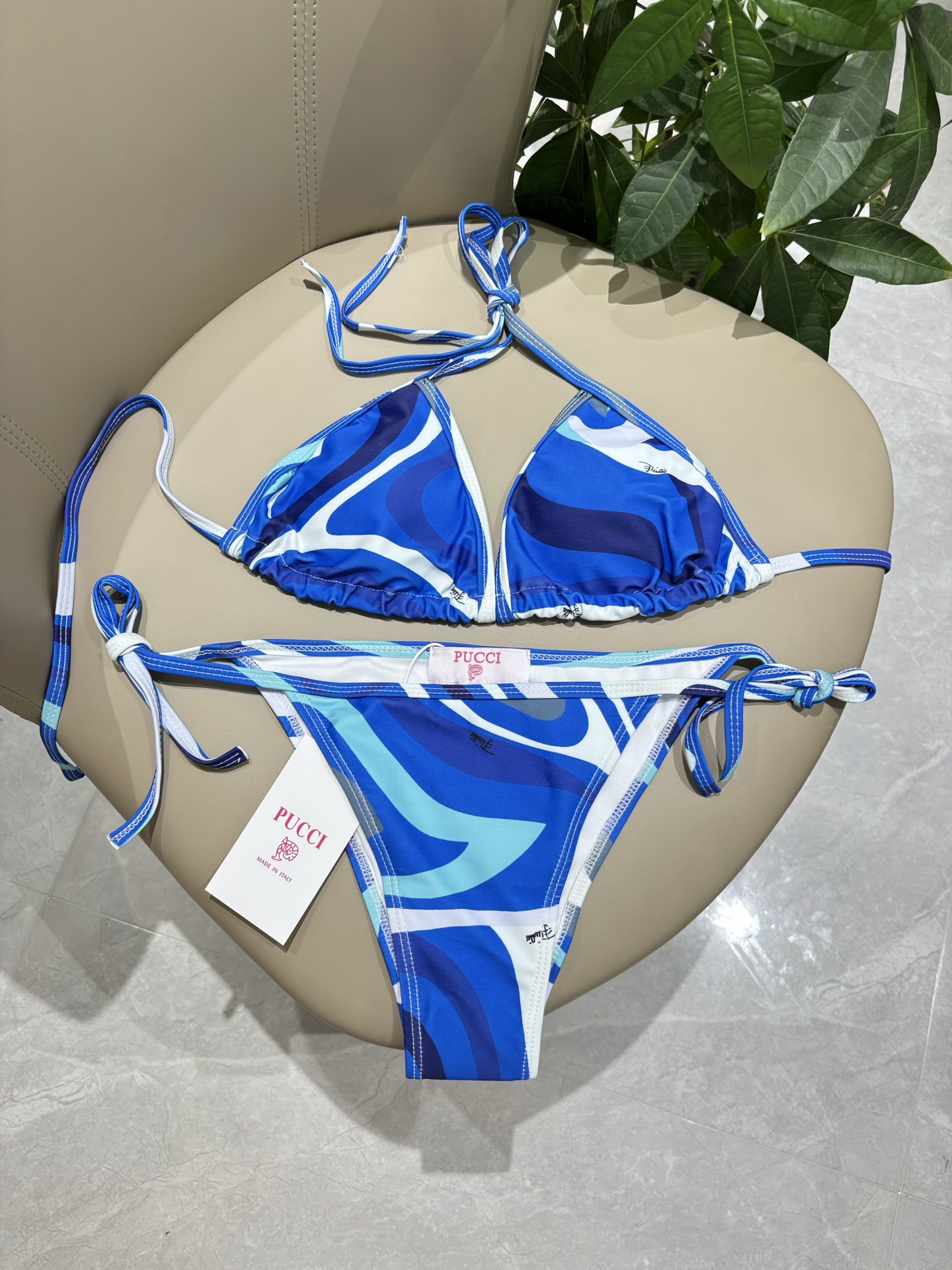 Pucci专柜新款比基尼😍🥰适合多种场景的游泳衣🏊‍♀️海边 游泳池 温泉 水上乐园 漂流都可以😌面料：