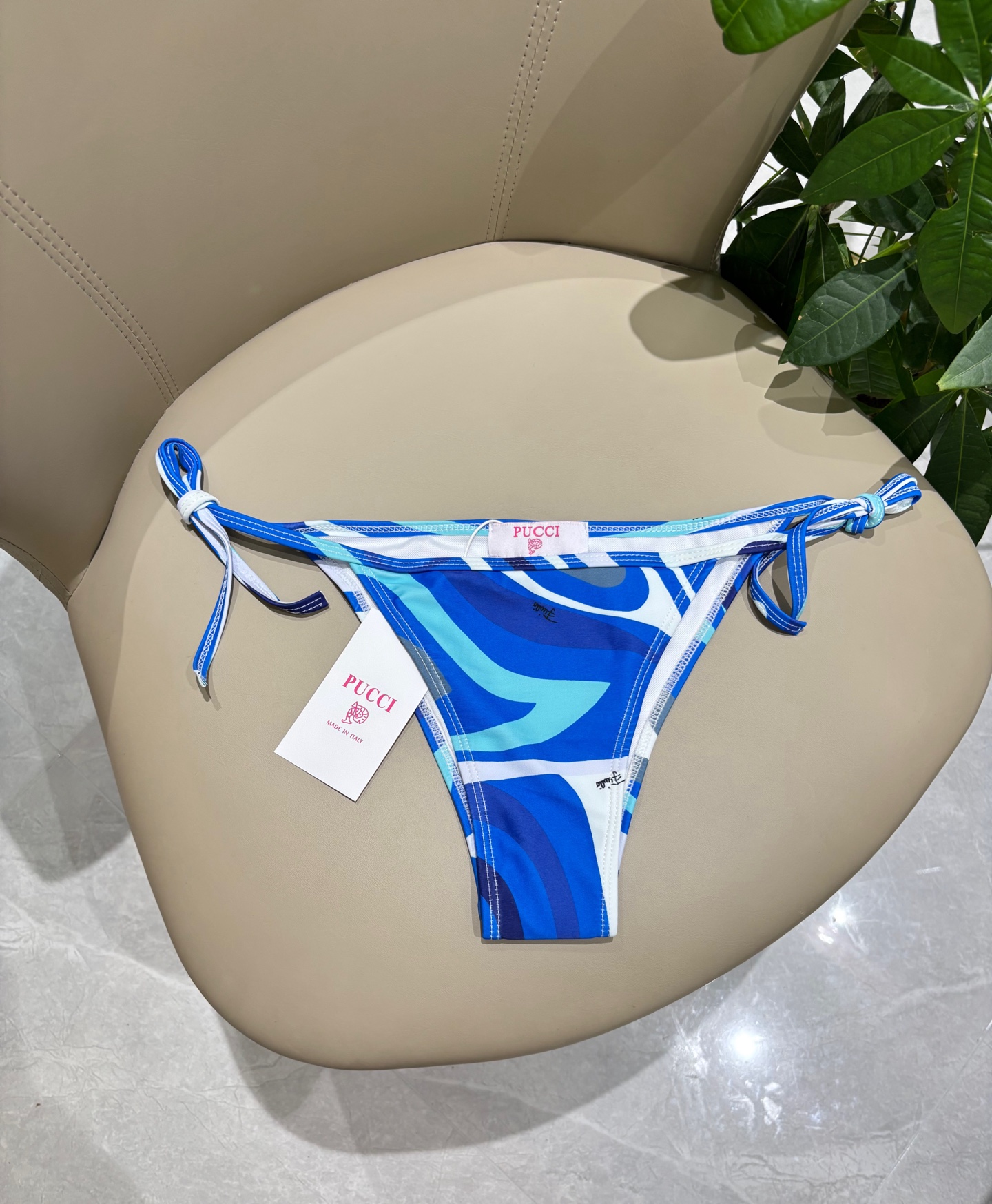 Pucci专柜新款比基尼😍🥰适合多种场景的游泳衣🏊‍♀️海边 游泳池 温泉 水上乐园 漂流都可以😌面料：