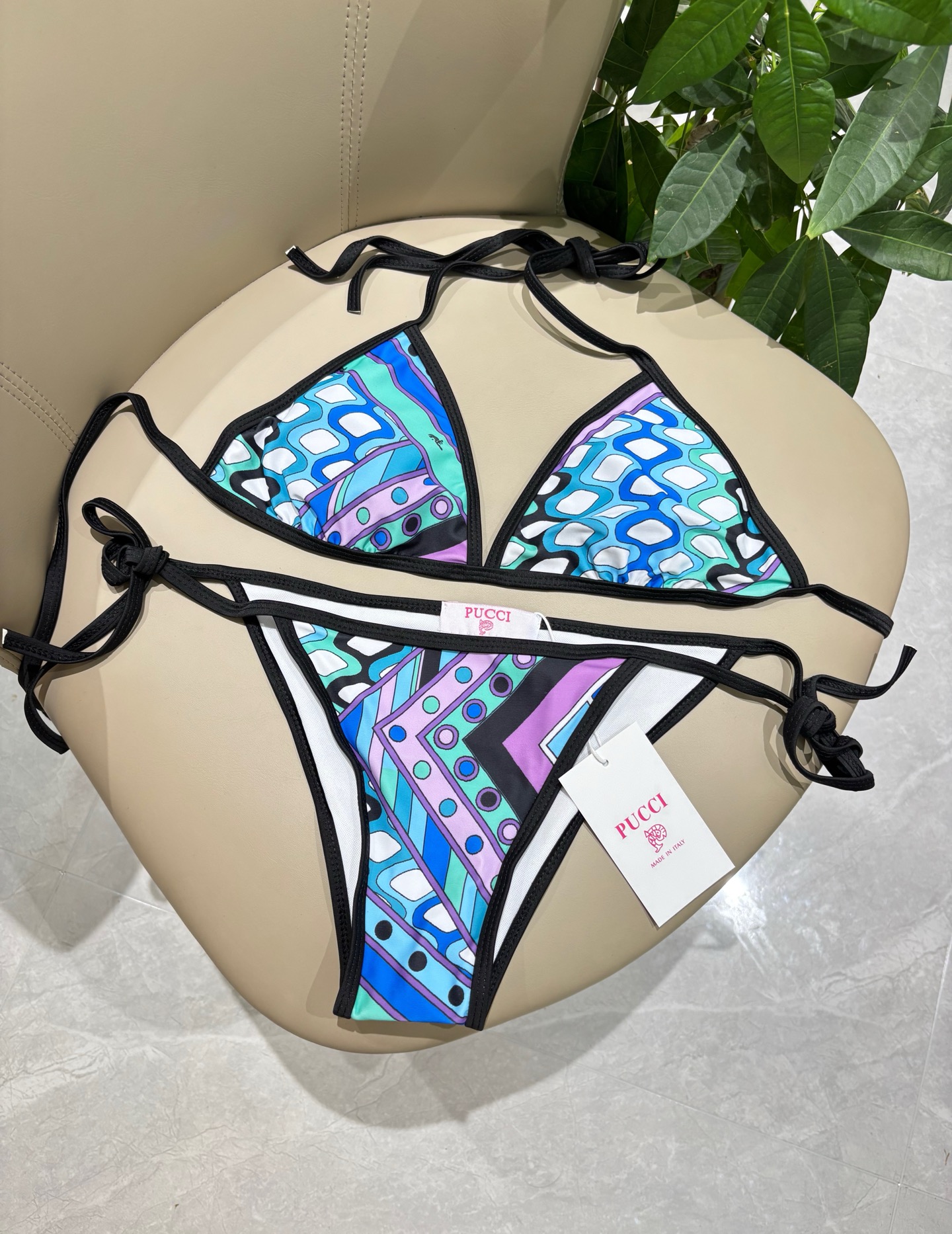 Pucci专柜新款比基尼😍🥰适合多种场景的游泳衣🏊‍♀️海边 游泳池 温泉 水上乐园 漂流都可以😌面料：