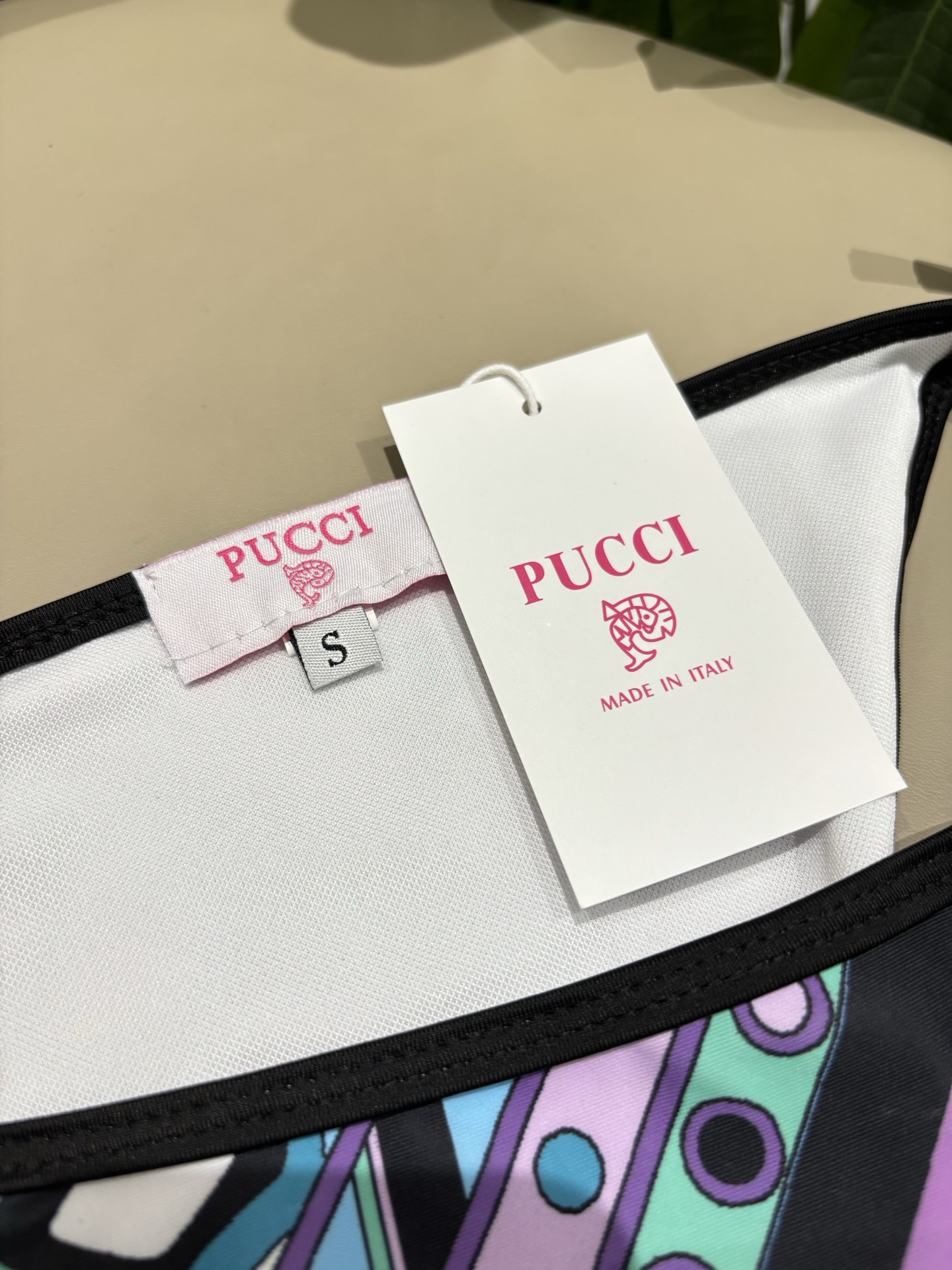 Pucci专柜新款比基尼😍🥰适合多种场景的游泳衣🏊‍♀️海边 游泳池 温泉 水上乐园 漂流都可以😌面料：