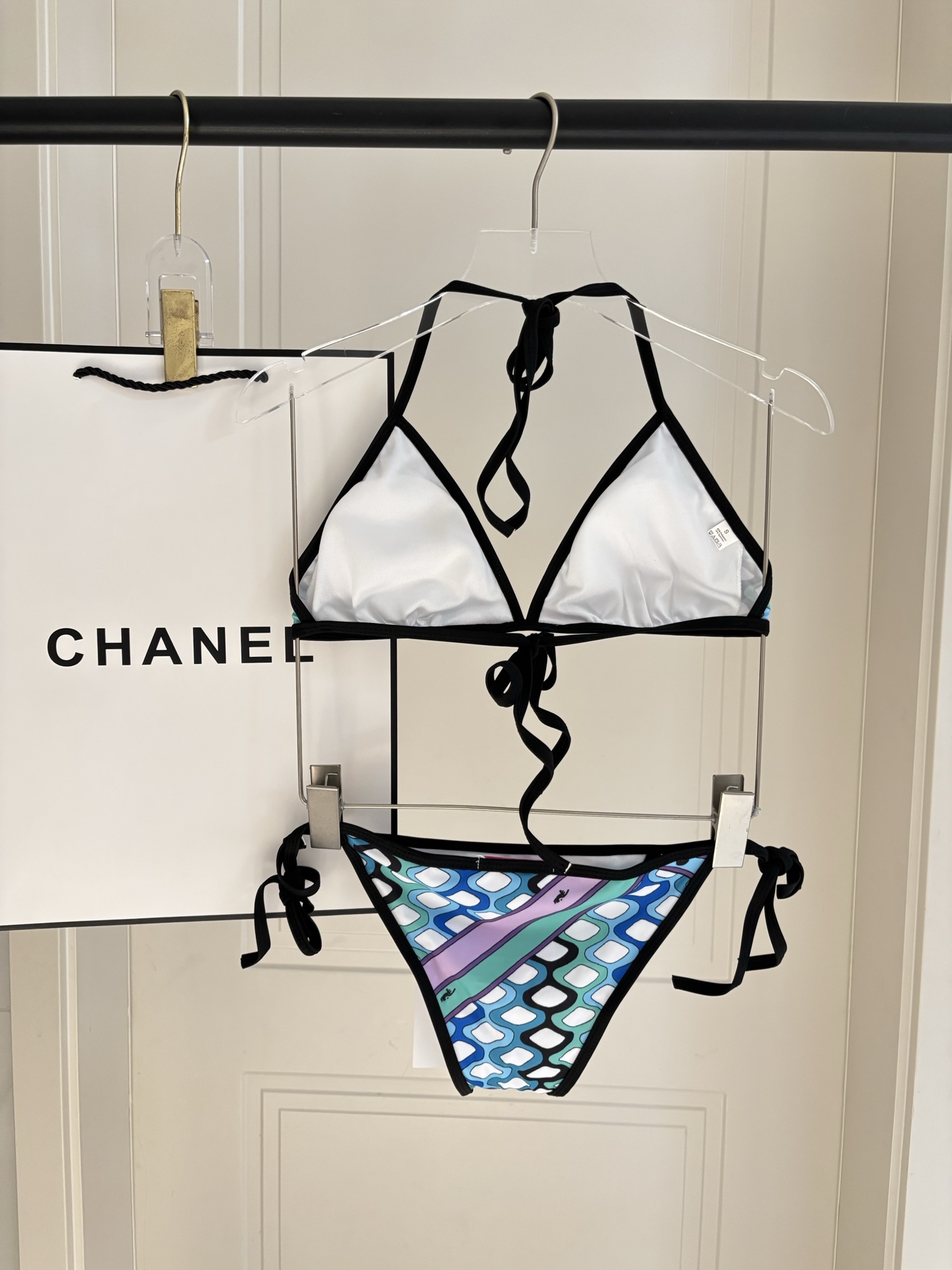 Pucci专柜新款比基尼😍🥰适合多种场景的游泳衣🏊‍♀️海边 游泳池 温泉 水上乐园 漂流都可以😌面料：