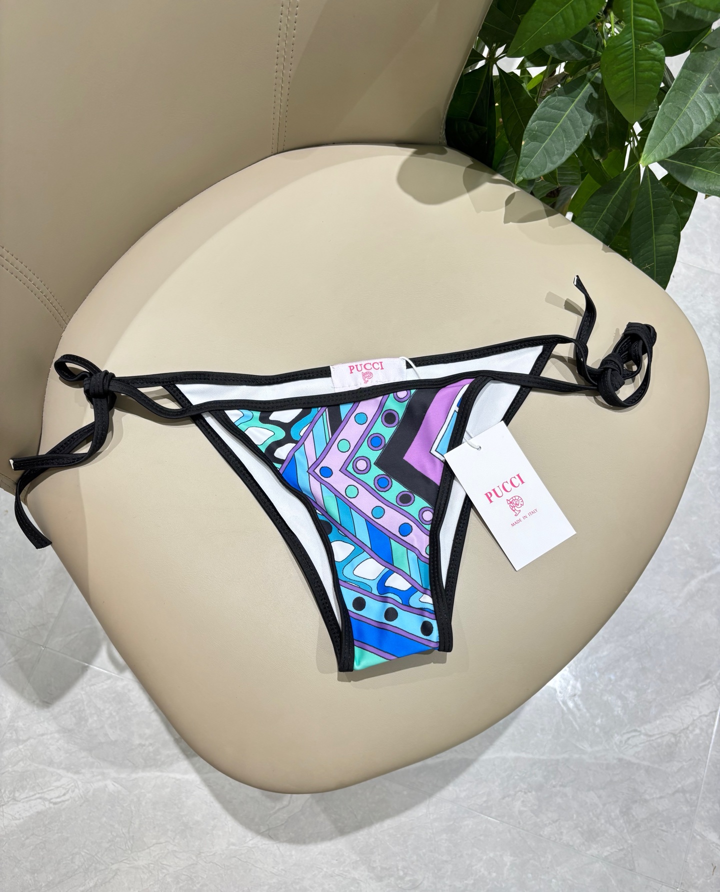 Pucci专柜新款比基尼😍🥰适合多种场景的游泳衣🏊‍♀️海边 游泳池 温泉 水上乐园 漂流都可以😌面料：