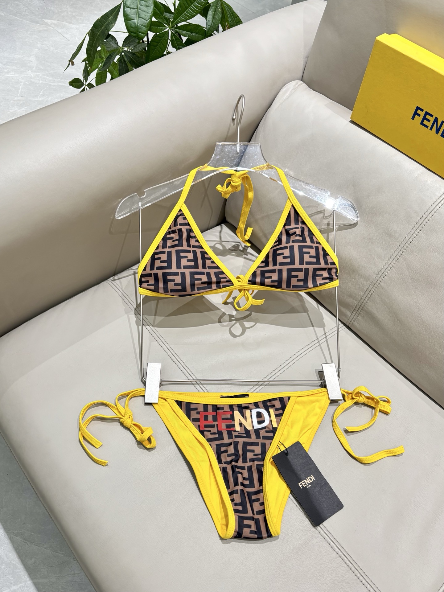 芬迪专柜新款比基尼😍🥰适合多种场景的游泳衣🏊‍♀️海边 游泳池 温泉 水上乐园 漂流都可以😌面料：透气舒