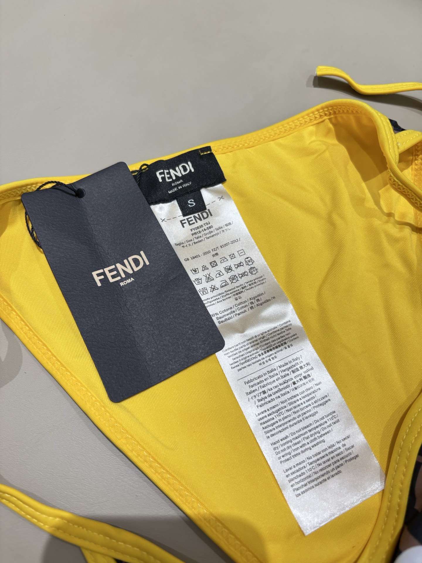 芬迪专柜新款比基尼😍🥰适合多种场景的游泳衣🏊‍♀️海边 游泳池 温泉 水上乐园 漂流都可以😌面料：透气舒