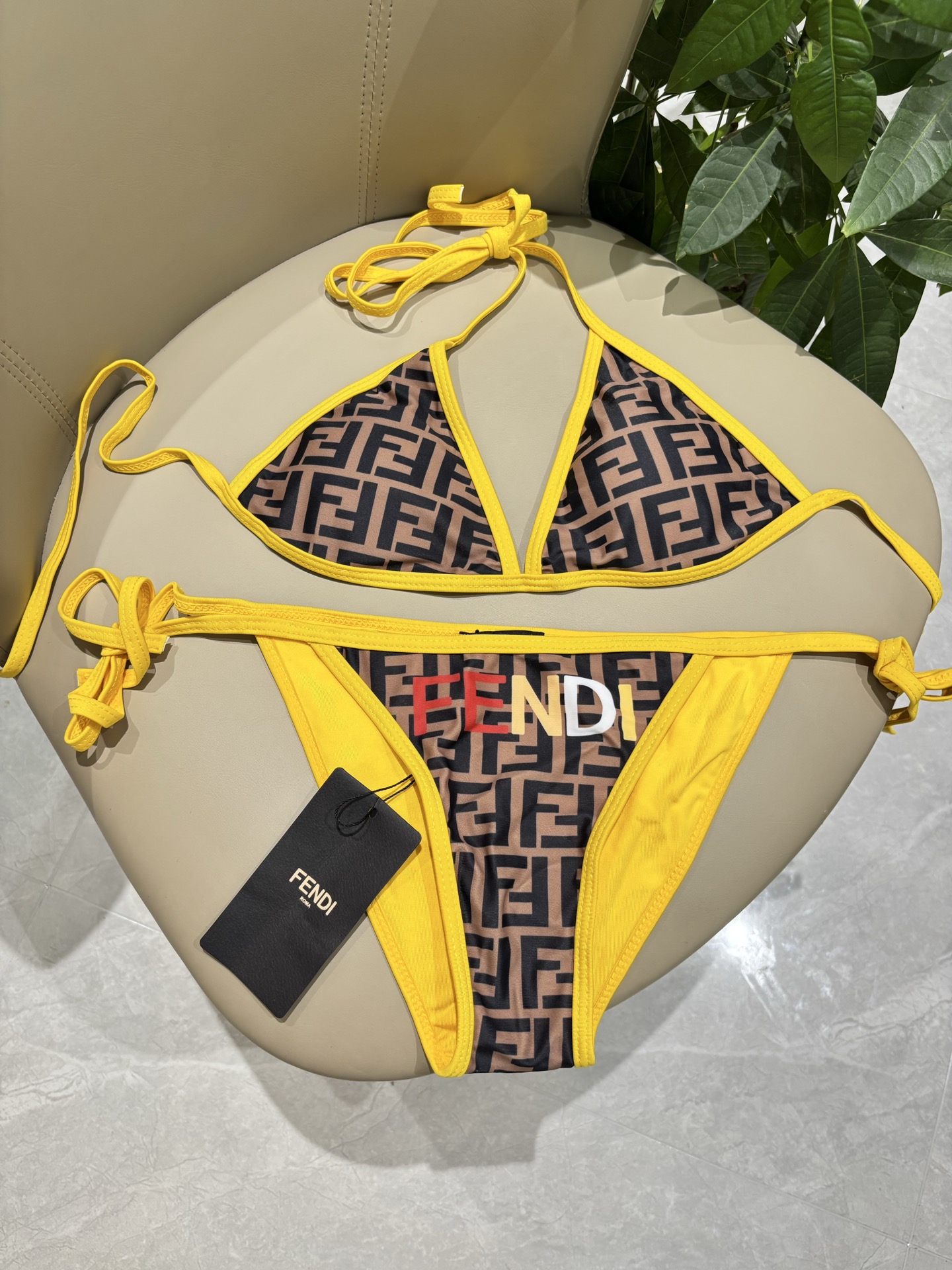 芬迪专柜新款比基尼😍🥰适合多种场景的游泳衣🏊‍♀️海边 游泳池 温泉 水上乐园 漂流都可以😌面料：透气舒