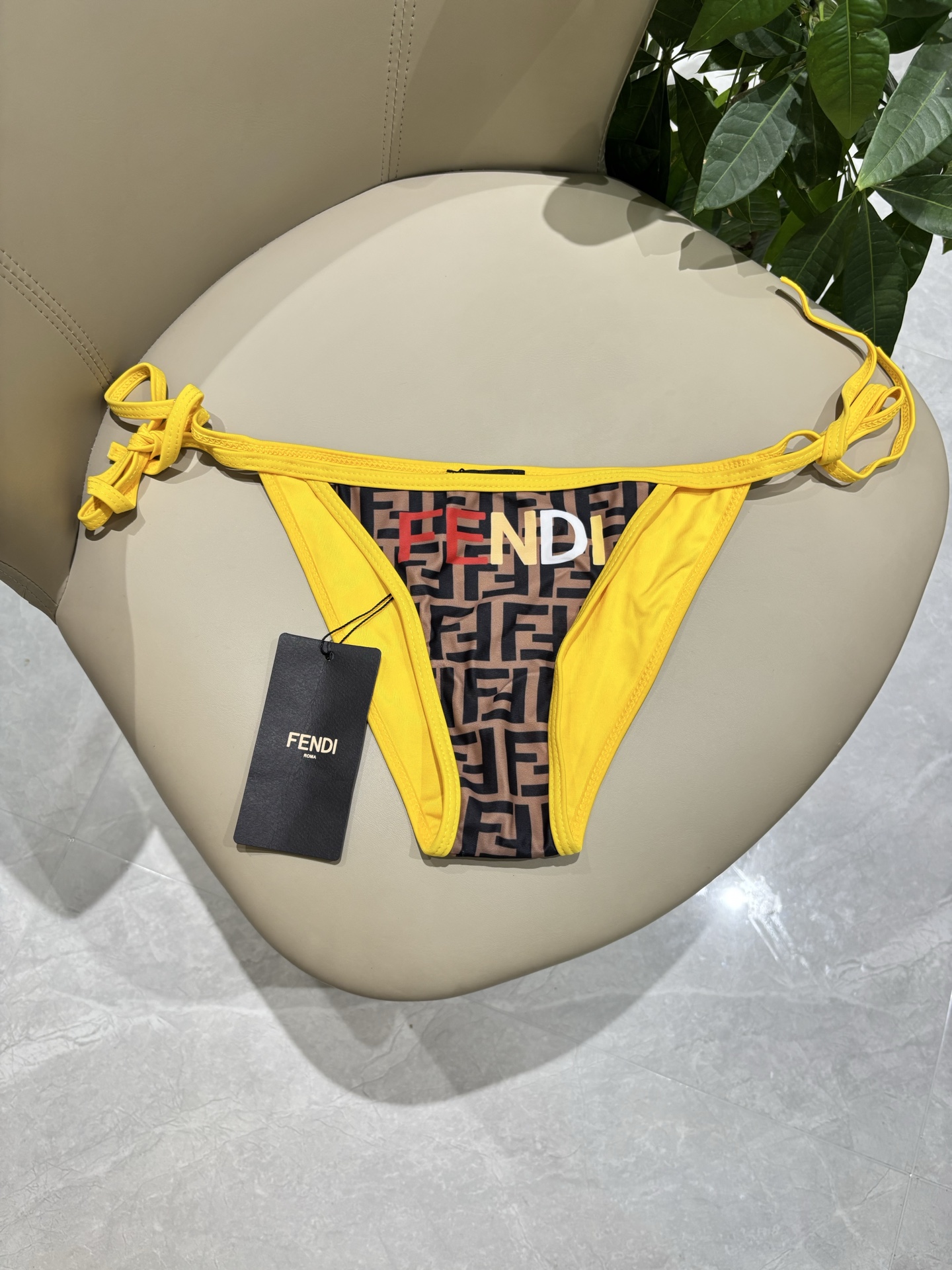 芬迪专柜新款比基尼😍🥰适合多种场景的游泳衣🏊‍♀️海边 游泳池 温泉 水上乐园 漂流都可以😌面料：透气舒