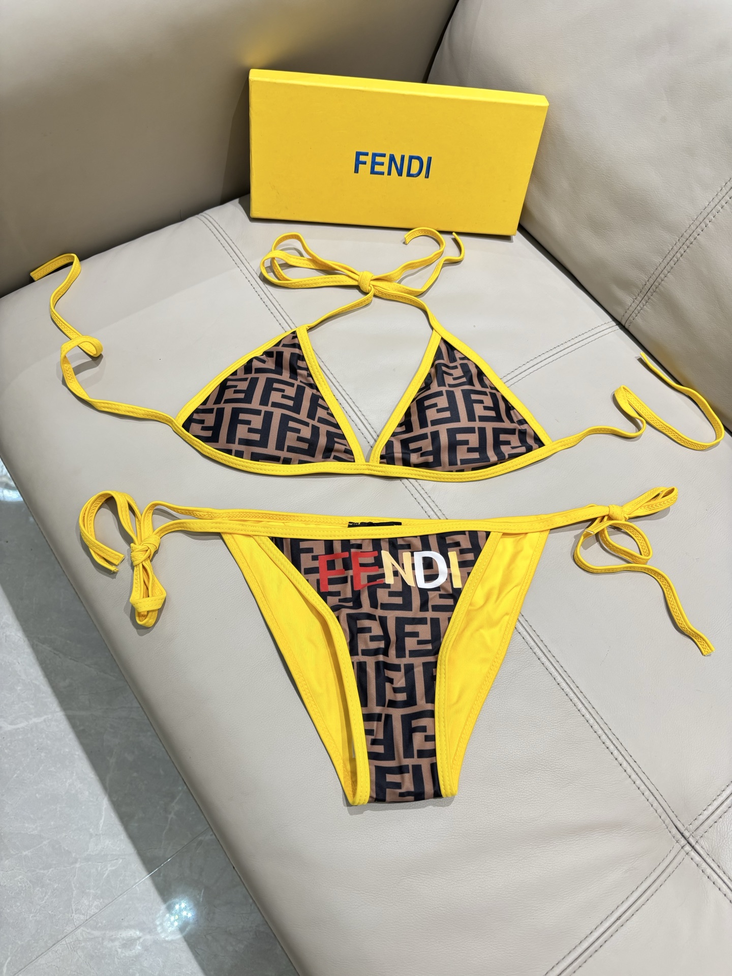 芬迪专柜新款比基尼😍🥰适合多种场景的游泳衣🏊‍♀️海边 游泳池 温泉 水上乐园 漂流都可以😌面料：透气舒