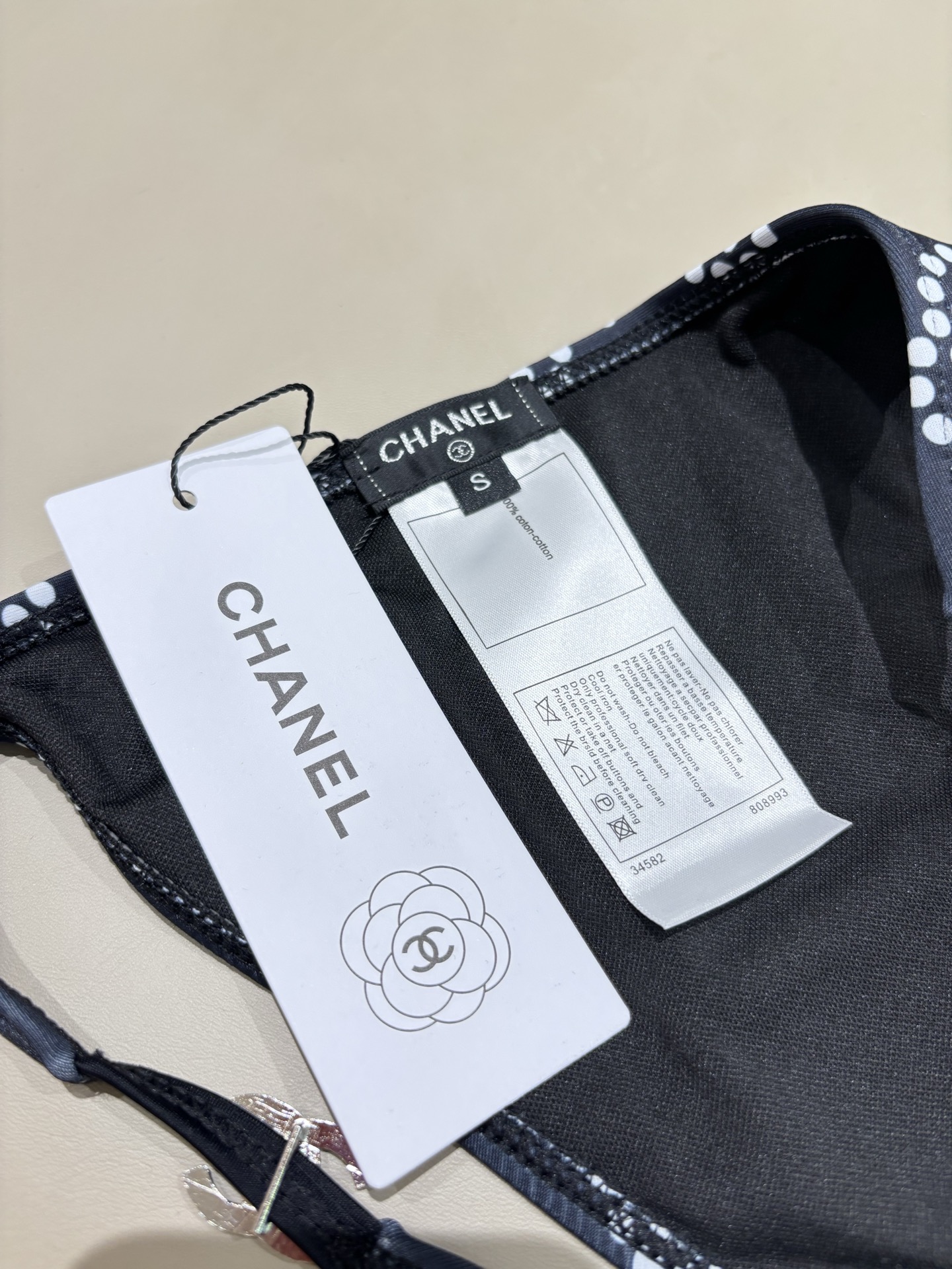 Chanel专柜新款比基尼😍🥰适合多种场景的游泳衣🏊‍♀️海边 游泳池 温泉 水上乐园 漂流都可以😌面料