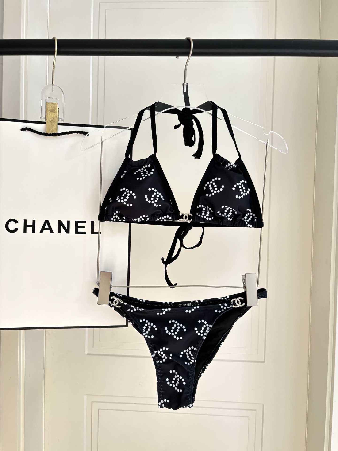 Chanel专柜新款比基尼😍🥰适合多种场景的游泳衣🏊‍♀️海边 游泳池 温泉 水上乐园 漂流都可以😌面料