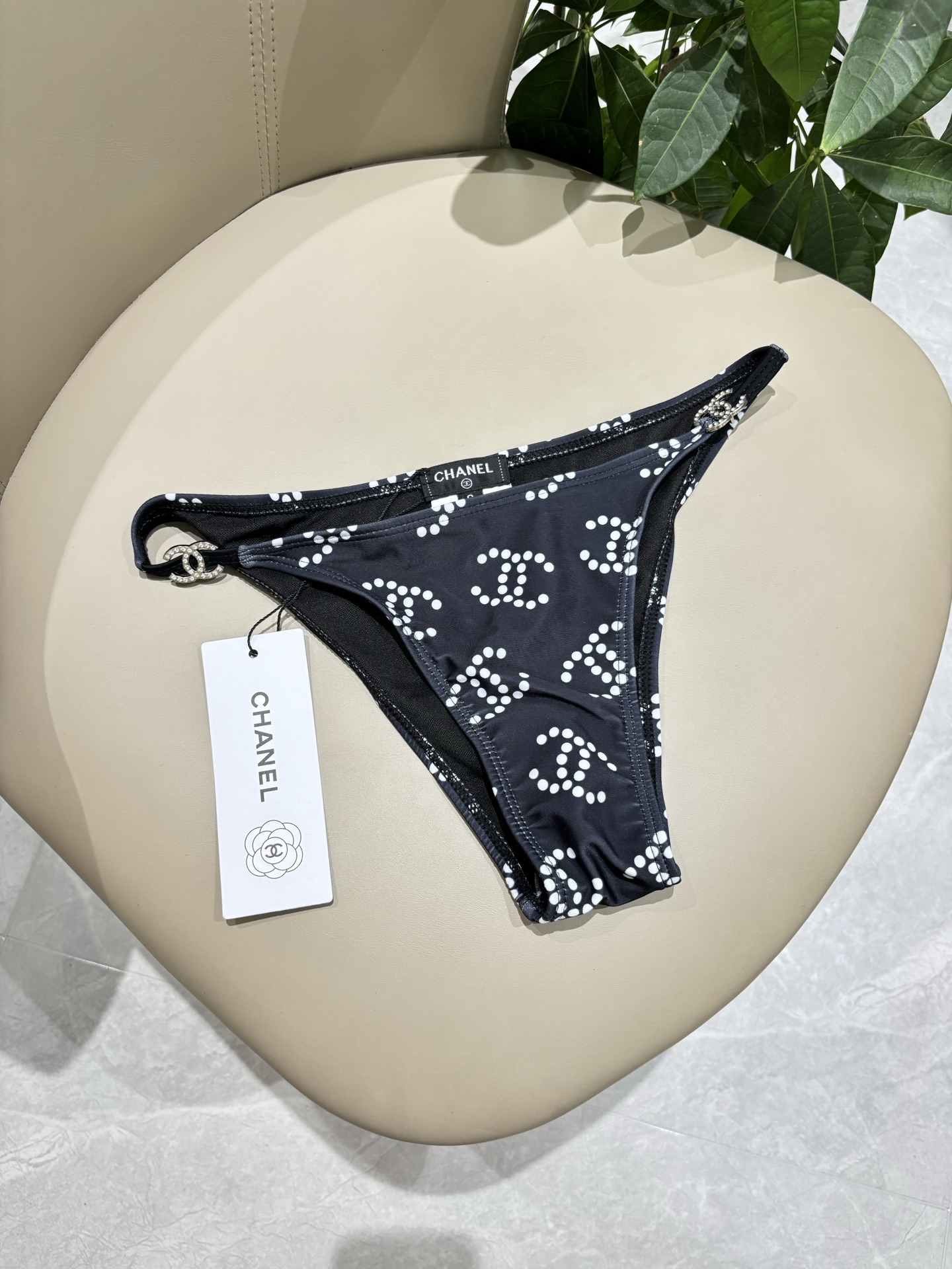 Chanel专柜新款比基尼😍🥰适合多种场景的游泳衣🏊‍♀️海边 游泳池 温泉 水上乐园 漂流都可以😌面料