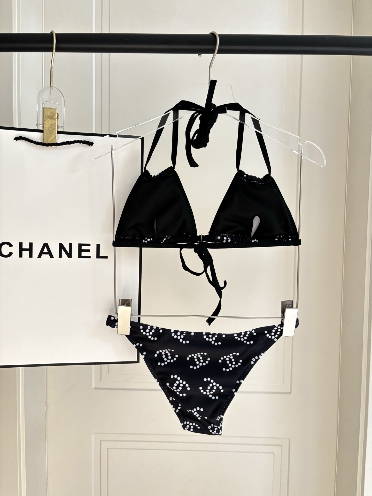 Chanel专柜新款比基尼😍🥰适合多种场景的游泳衣🏊‍♀️海边 游泳池 温泉 水上乐园 漂流都可以😌面料