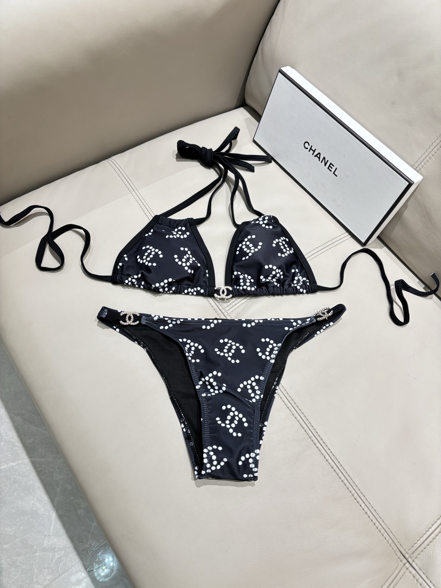 Chanel专柜新款比基尼😍🥰适合多种场景的游泳衣🏊‍♀️海边 游泳池 温泉 水上乐园 漂流都可以😌面料