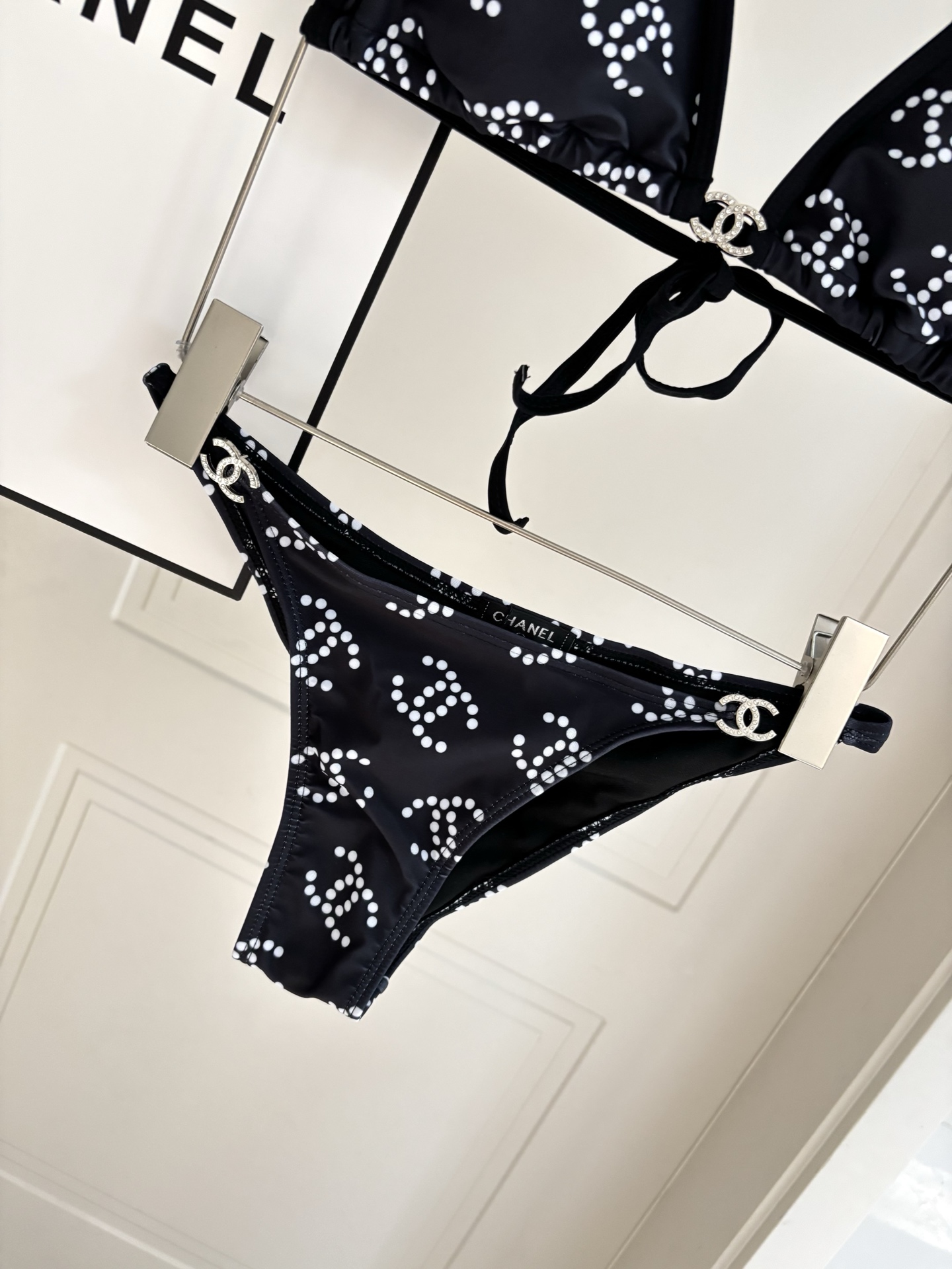 Chanel专柜新款比基尼😍🥰适合多种场景的游泳衣🏊‍♀️海边 游泳池 温泉 水上乐园 漂流都可以😌面料