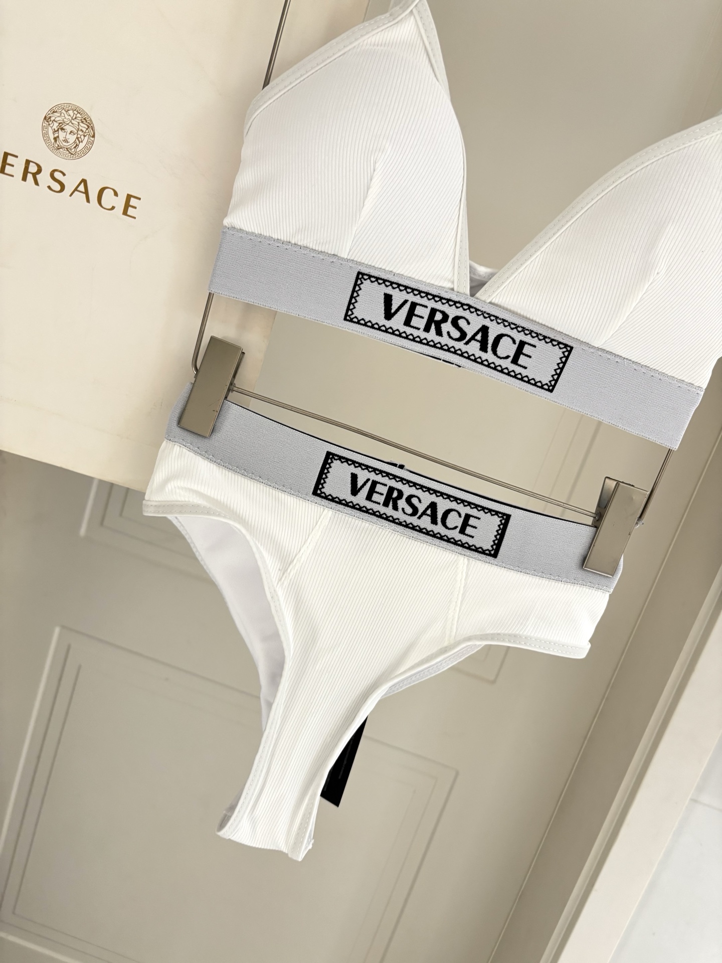 范思哲专柜新款比基尼😍🥰适合多种场景的游泳衣🏊‍♀️海边 游泳池 温泉 水上乐园 漂流都可以😌面料：透气