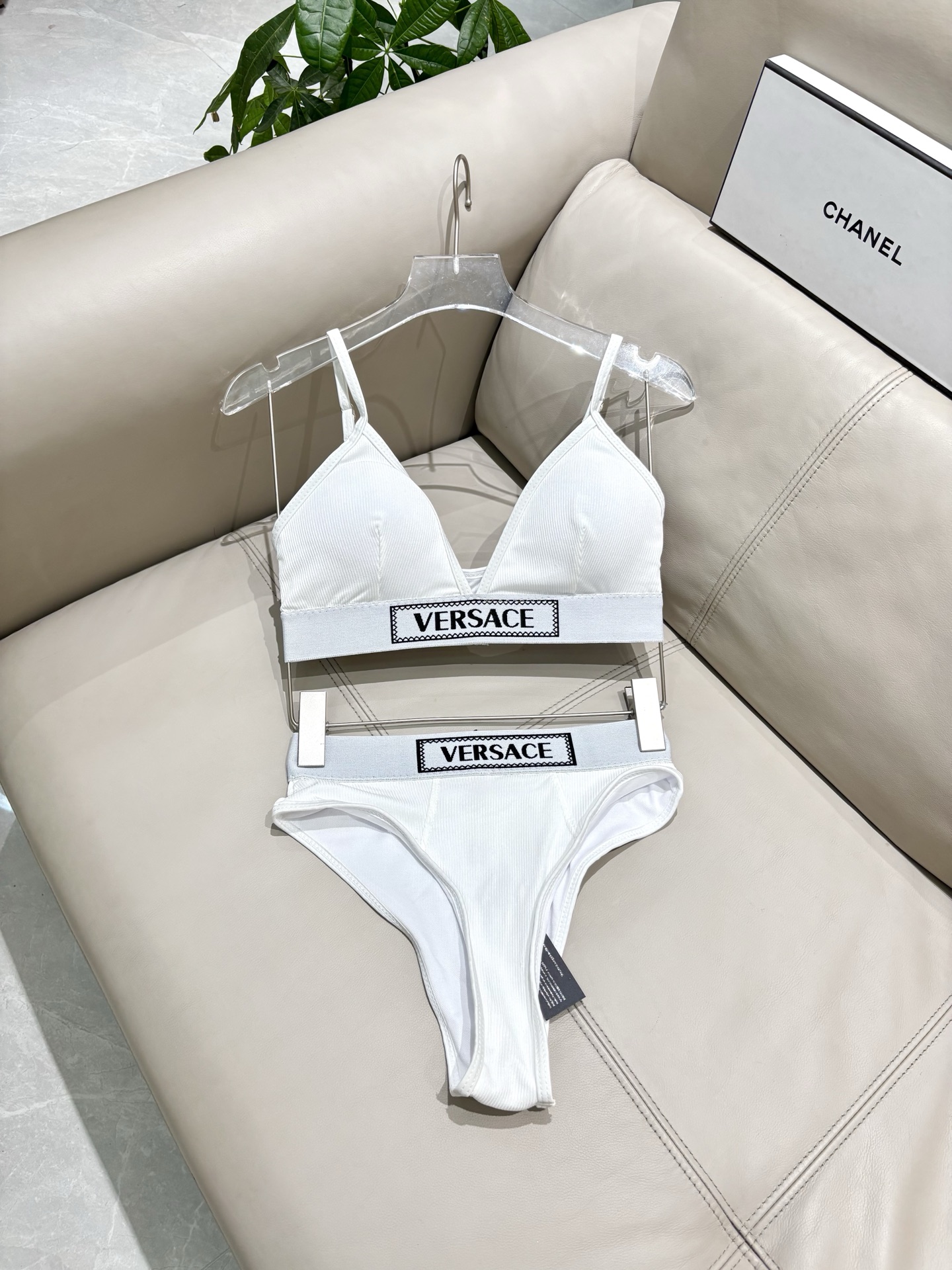 范思哲专柜新款比基尼😍🥰适合多种场景的游泳衣🏊‍♀️海边 游泳池 温泉 水上乐园 漂流都可以😌面料：透气