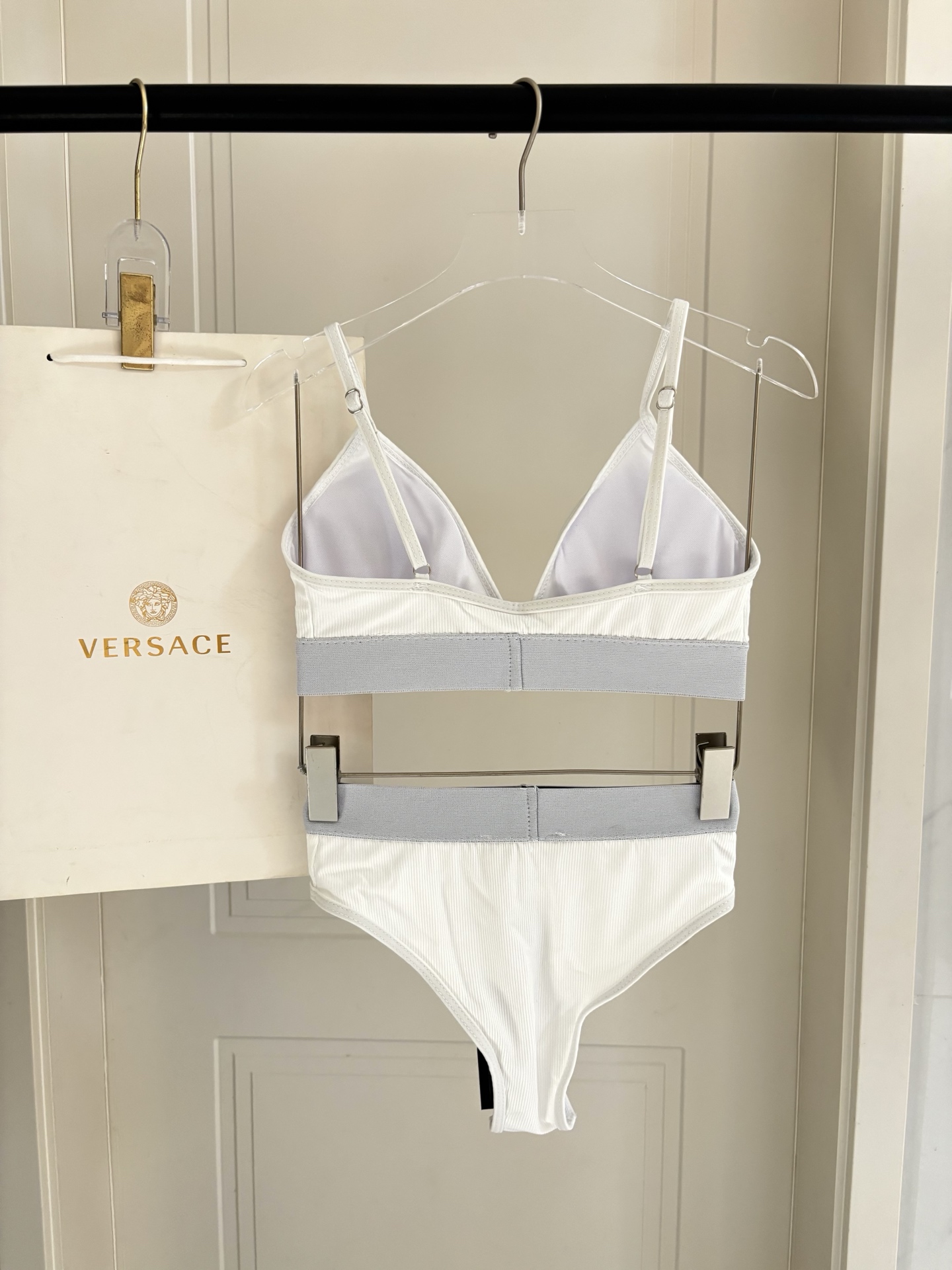 范思哲专柜新款比基尼😍🥰适合多种场景的游泳衣🏊‍♀️海边 游泳池 温泉 水上乐园 漂流都可以😌面料：透气