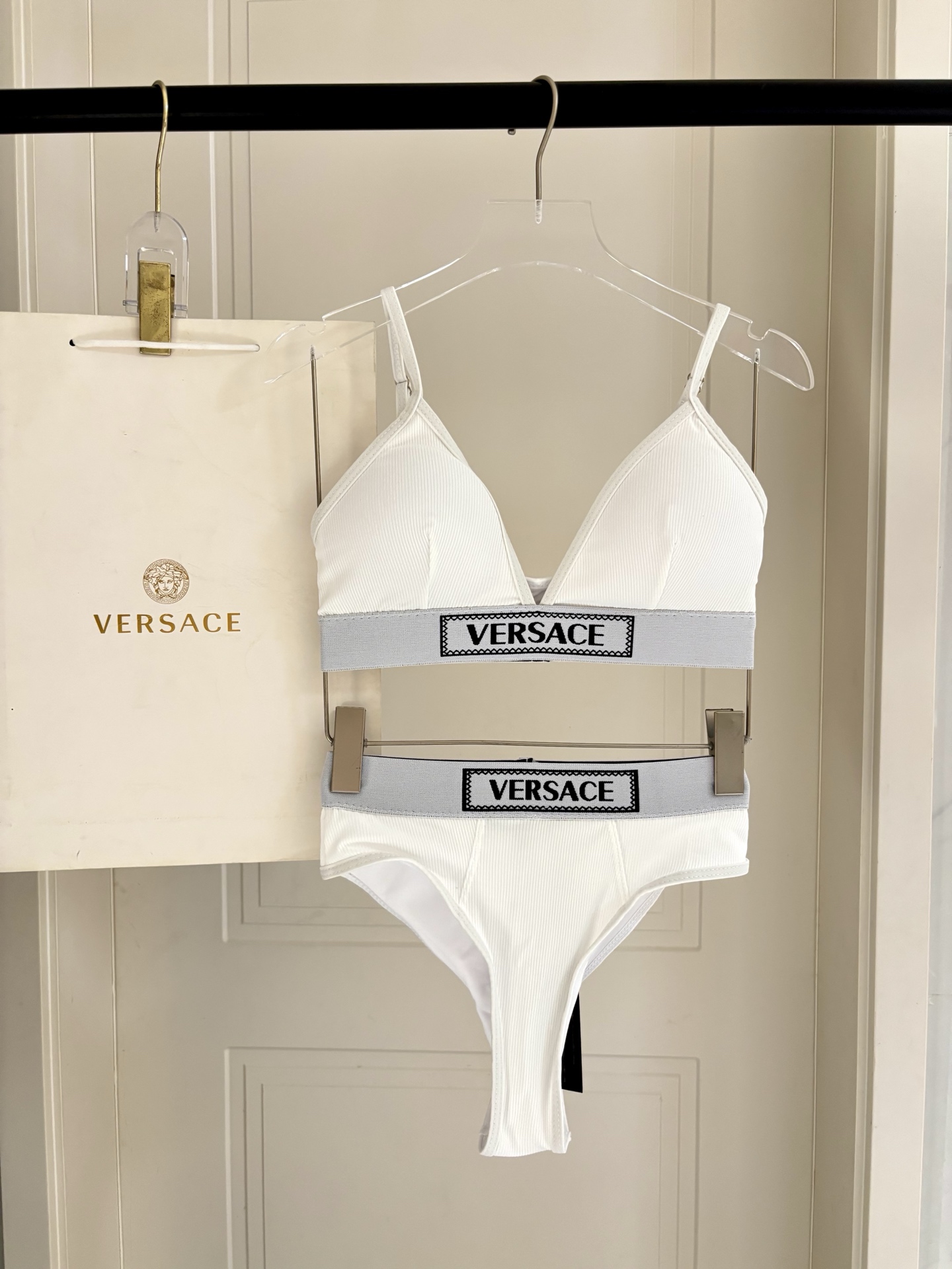 范思哲专柜新款比基尼😍🥰适合多种场景的游泳衣🏊‍♀️海边 游泳池 温泉 水上乐园 漂流都可以😌面料：透气