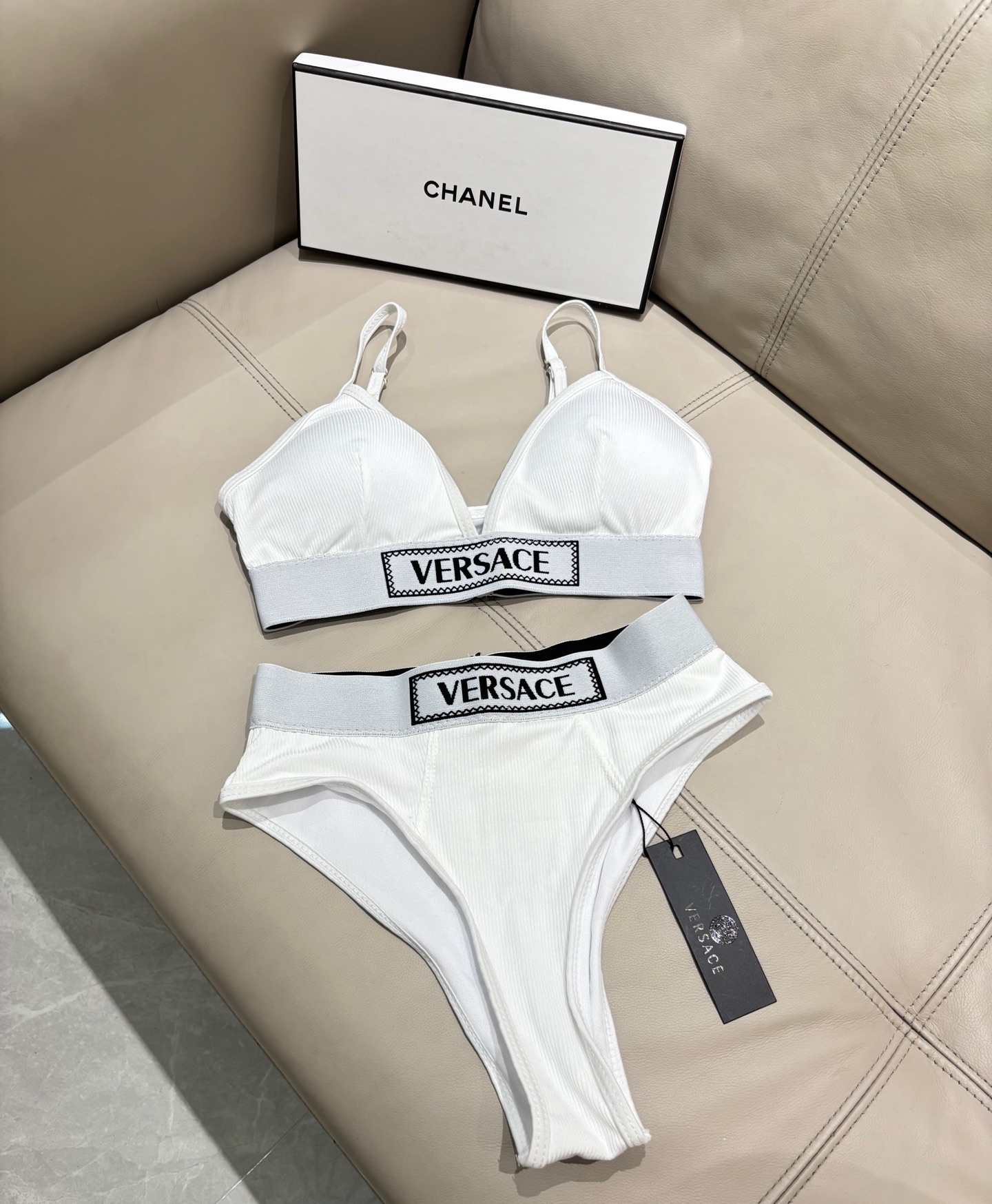 范思哲专柜新款比基尼😍🥰适合多种场景的游泳衣🏊‍♀️海边 游泳池 温泉 水上乐园 漂流都可以😌面料：透气