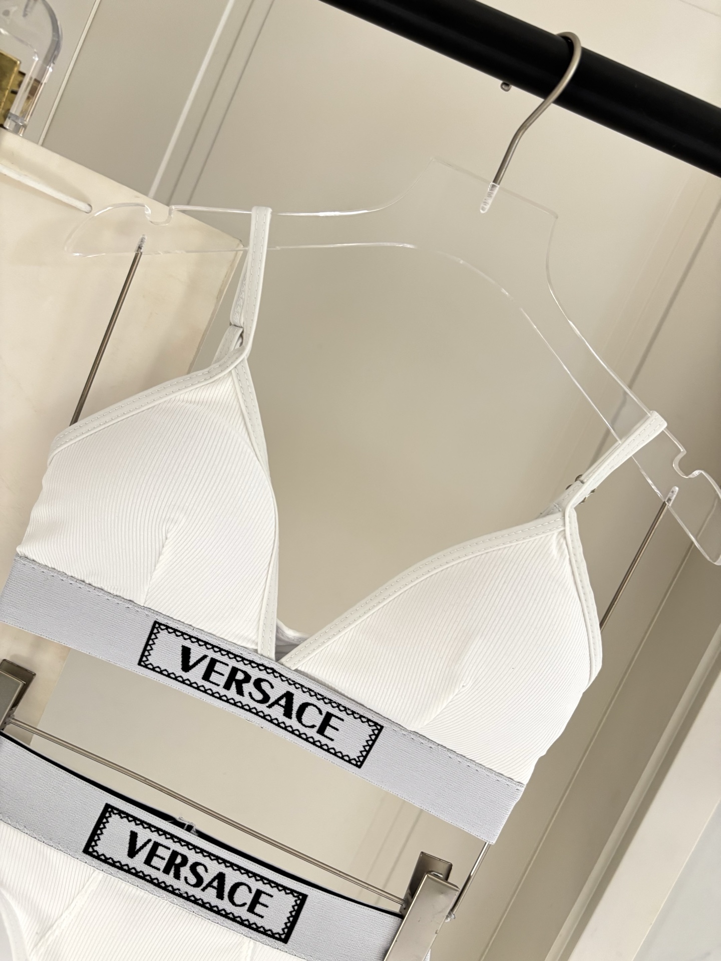 范思哲专柜新款比基尼😍🥰适合多种场景的游泳衣🏊‍♀️海边 游泳池 温泉 水上乐园 漂流都可以😌面料：透气