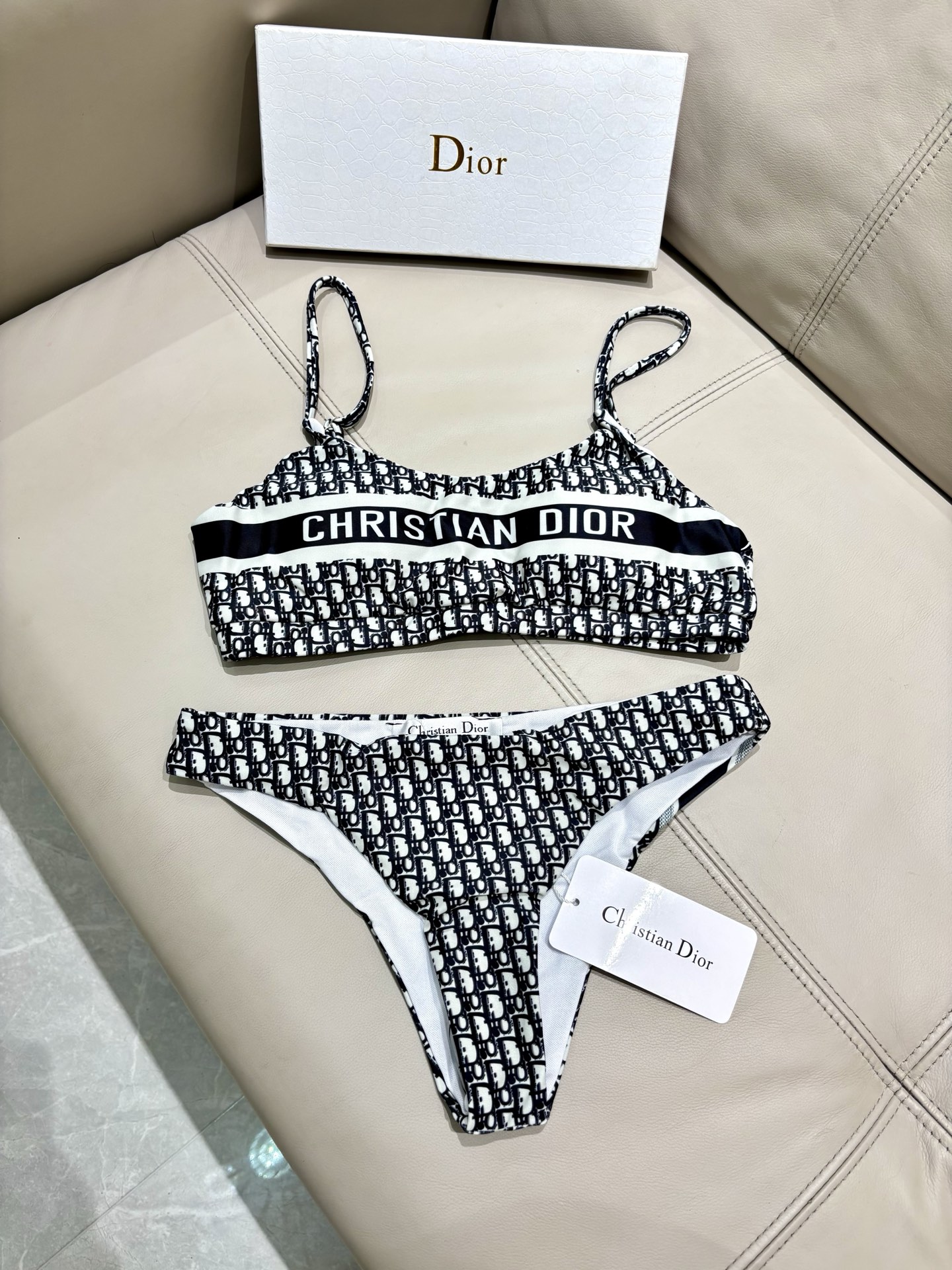 迪奥专柜新款三件套 比基尼加裙子 😍🥰适合多种场景的游泳衣🏊‍♀️海边 游泳池 温泉 水上乐园 漂流都可