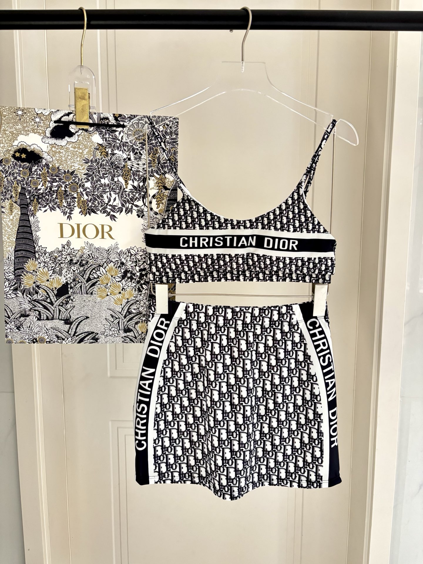 迪奥专柜新款三件套 比基尼加裙子 😍🥰适合多种场景的游泳衣🏊‍♀️海边 游泳池 温泉 水上乐园 漂流都可