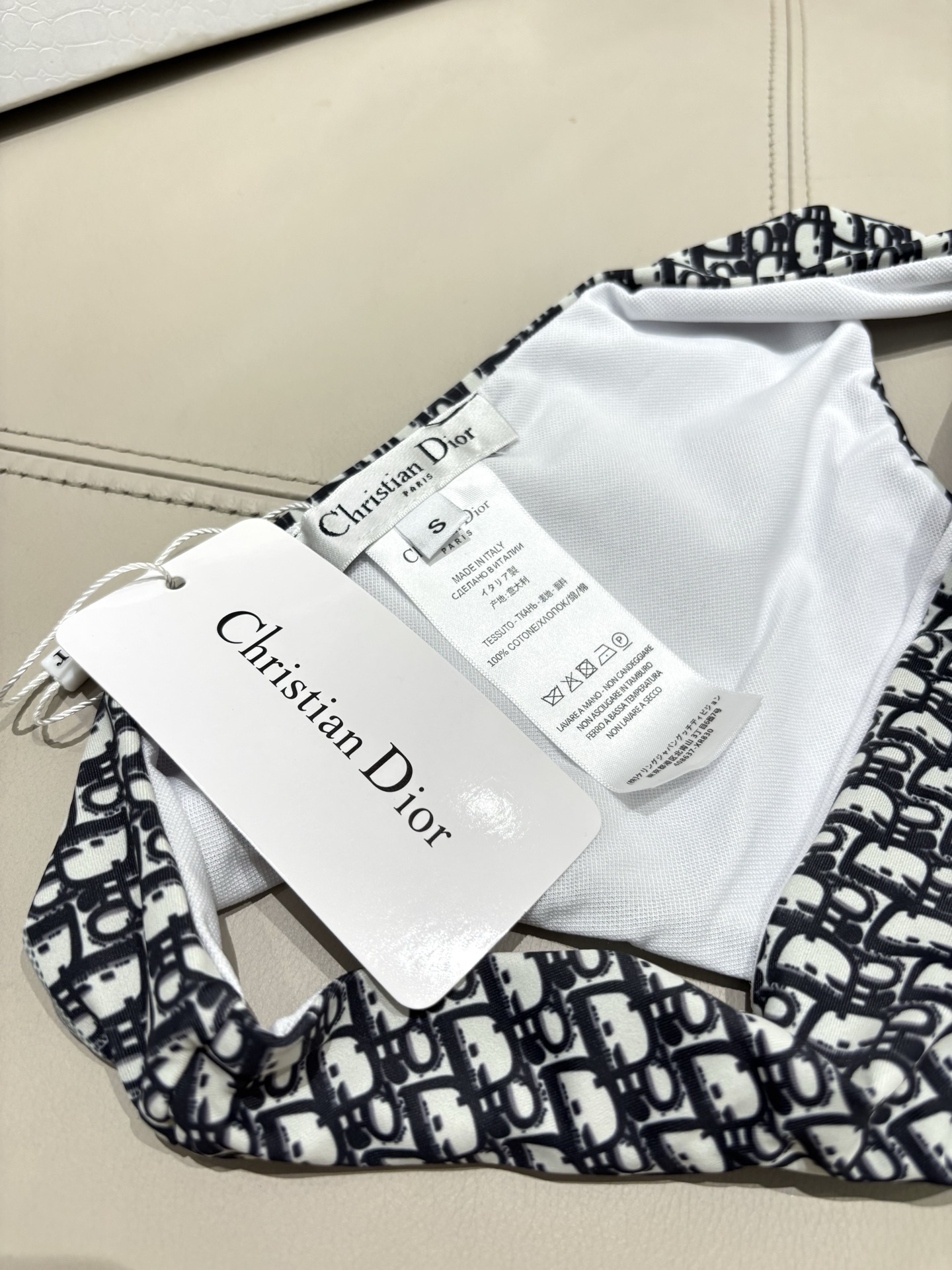 迪奥专柜新款三件套 比基尼加裙子 😍🥰适合多种场景的游泳衣🏊‍♀️海边 游泳池 温泉 水上乐园 漂流都可