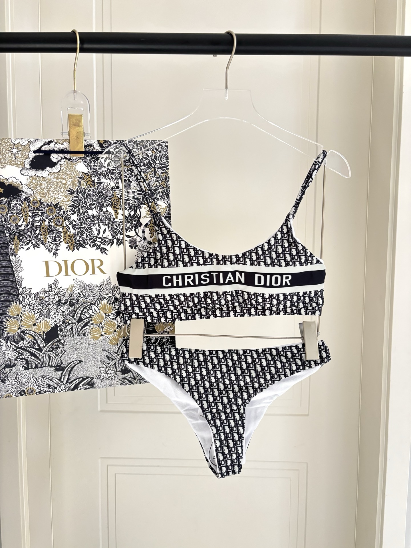 迪奥专柜新款三件套 比基尼加裙子 😍🥰适合多种场景的游泳衣🏊‍♀️海边 游泳池 温泉 水上乐园 漂流都可