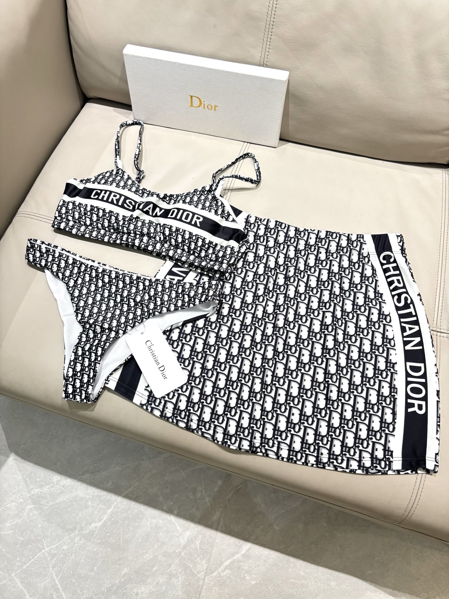 迪奥专柜新款三件套 比基尼加裙子 😍🥰适合多种场景的游泳衣🏊‍♀️海边 游泳池 温泉 水上乐园 漂流都可