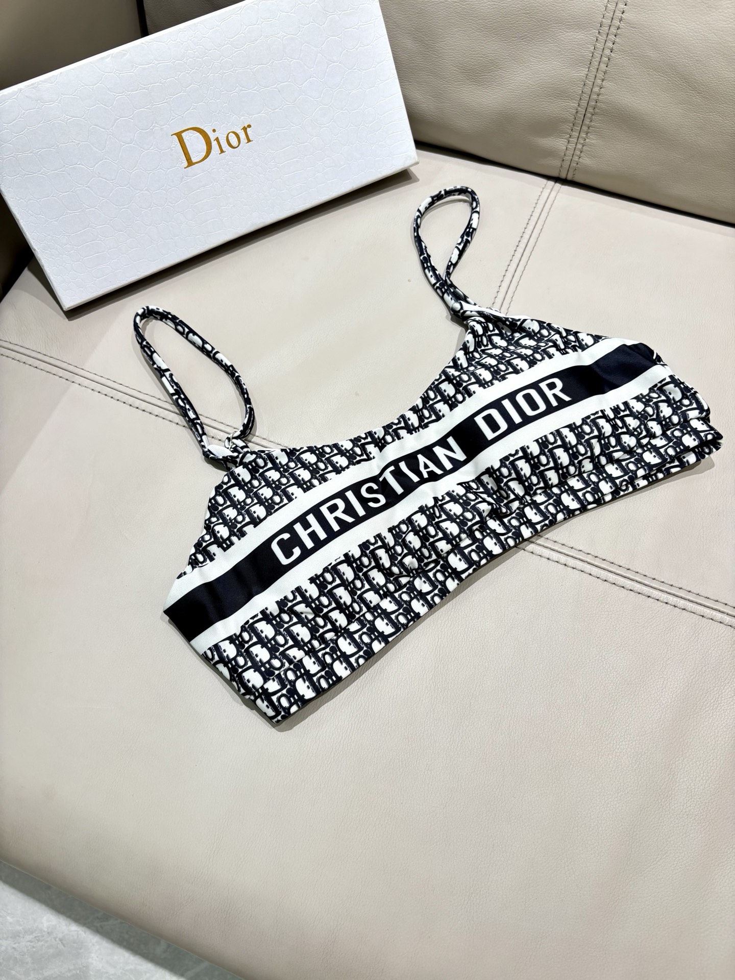 迪奥专柜新款三件套 比基尼加裙子 😍🥰适合多种场景的游泳衣🏊‍♀️海边 游泳池 温泉 水上乐园 漂流都可