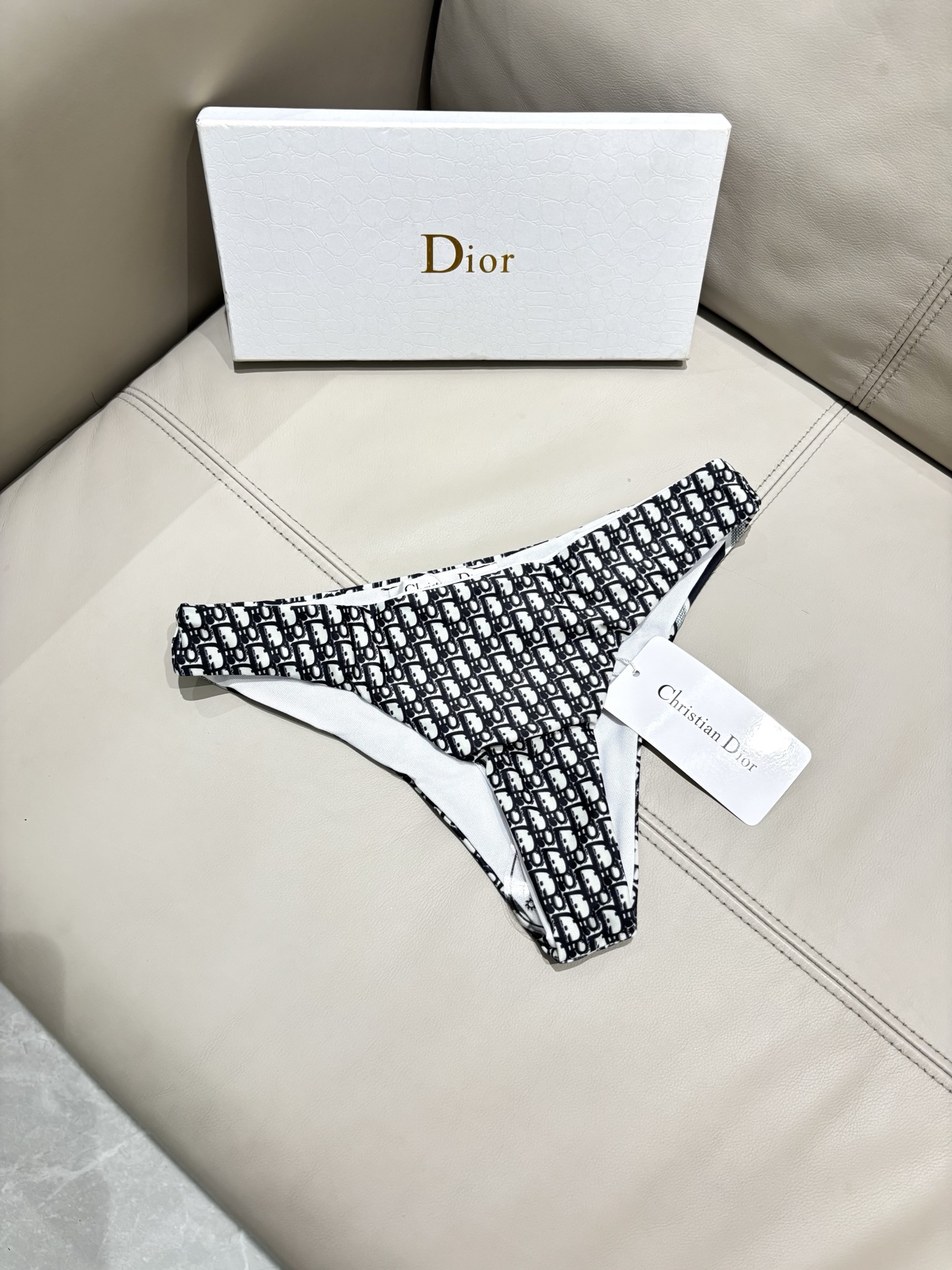 迪奥专柜新款三件套 比基尼加裙子 😍🥰适合多种场景的游泳衣🏊‍♀️海边 游泳池 温泉 水上乐园 漂流都可