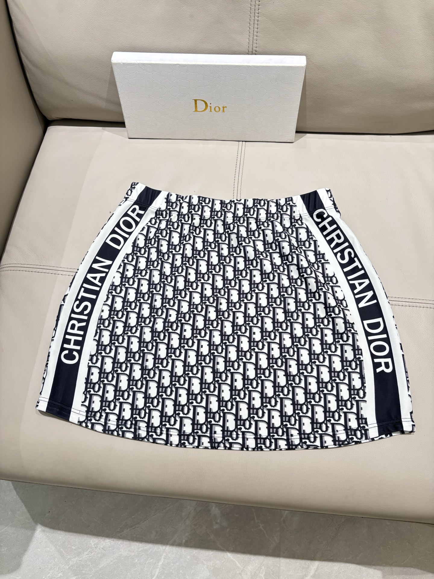 迪奥专柜新款三件套 比基尼加裙子 😍🥰适合多种场景的游泳衣🏊‍♀️海边 游泳池 温泉 水上乐园 漂流都可