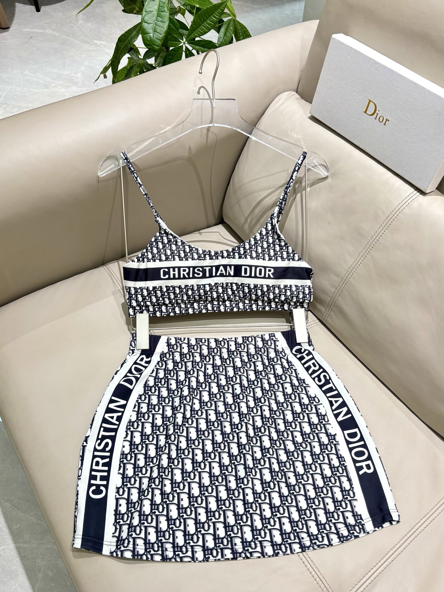 迪奥专柜新款三件套 比基尼加裙子 😍🥰适合多种场景的游泳衣🏊‍♀️海边 游泳池 温泉 水上乐园 漂流都可