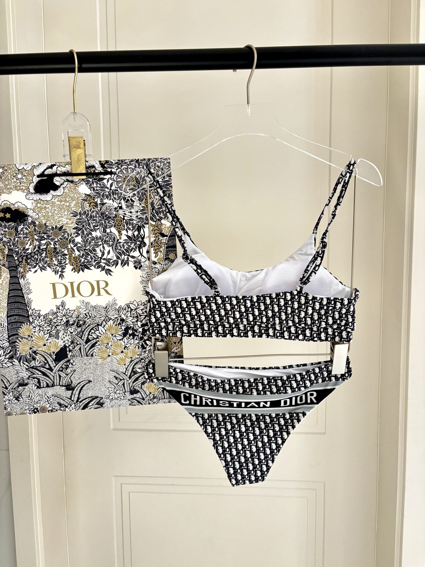 迪奥专柜新款三件套 比基尼加裙子 😍🥰适合多种场景的游泳衣🏊‍♀️海边 游泳池 温泉 水上乐园 漂流都可