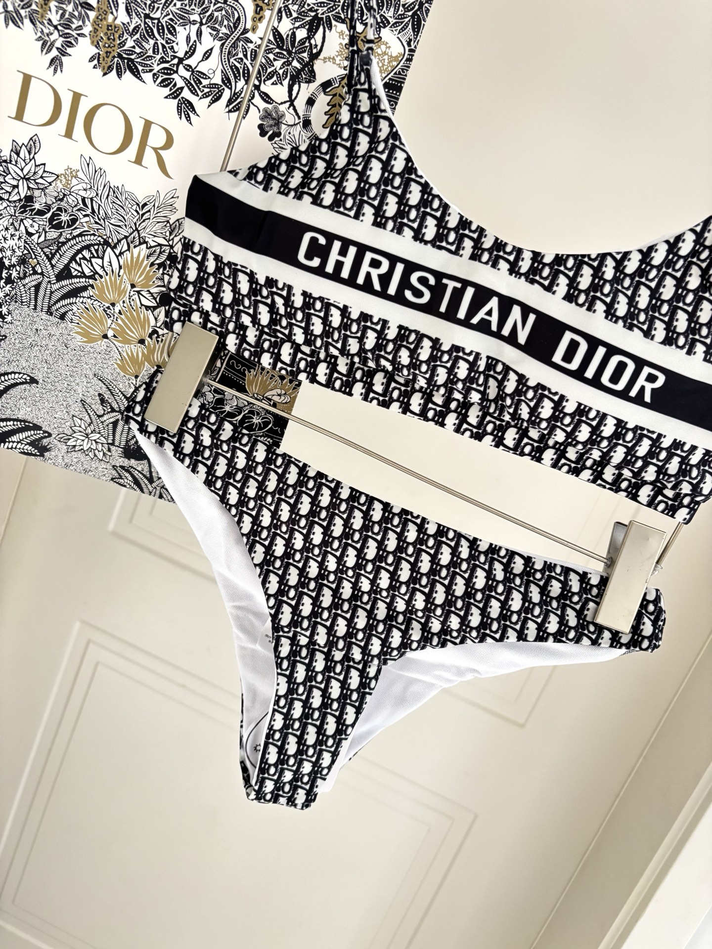 迪奥专柜新款三件套 比基尼加裙子 😍🥰适合多种场景的游泳衣🏊‍♀️海边 游泳池 温泉 水上乐园 漂流都可