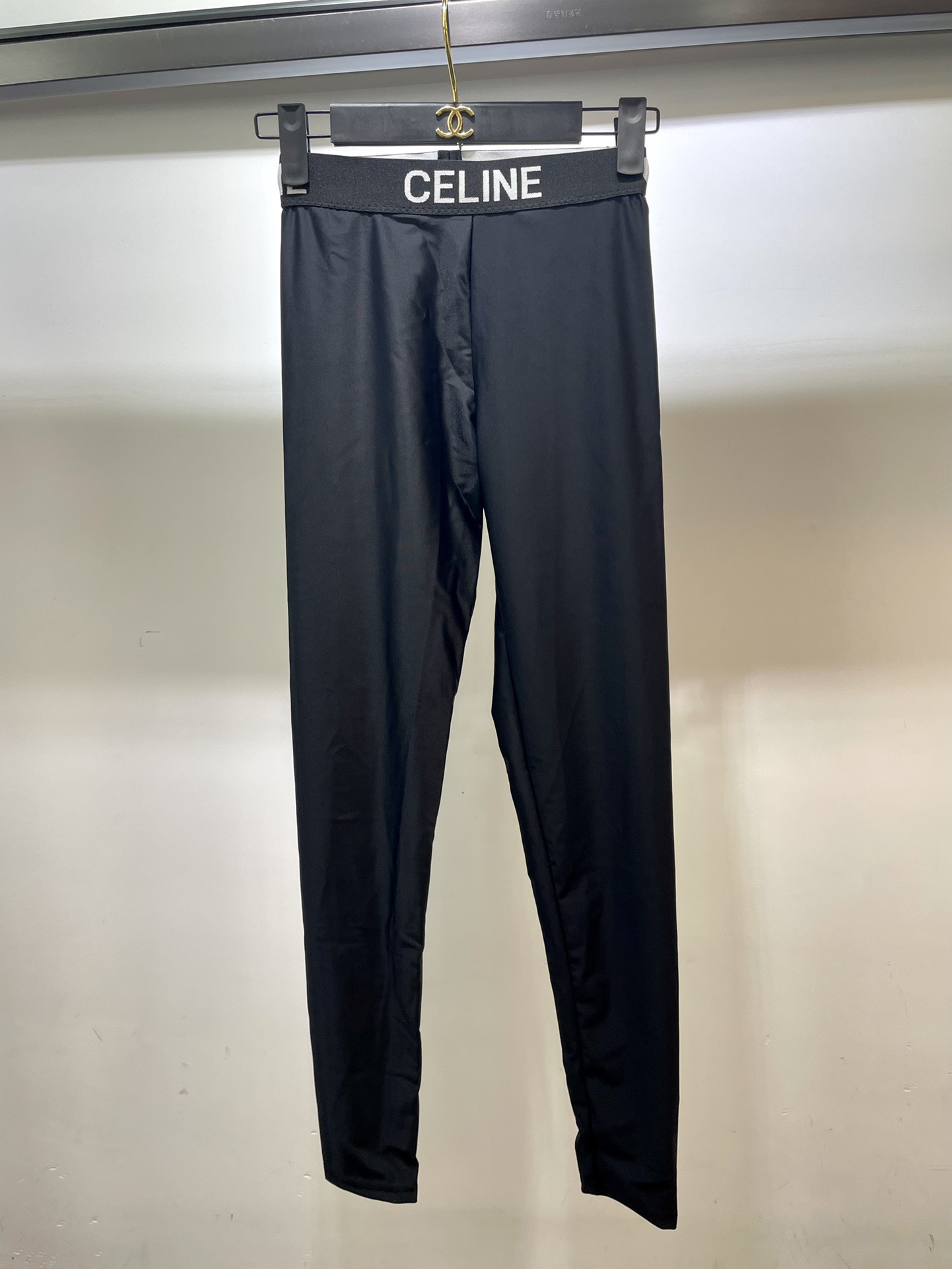 Celine新款高弹力健身瑜伽服运动套装~塑腰小背心（带胸垫）+修身提臀显瘦打底裤踩脚 黑色 S M L