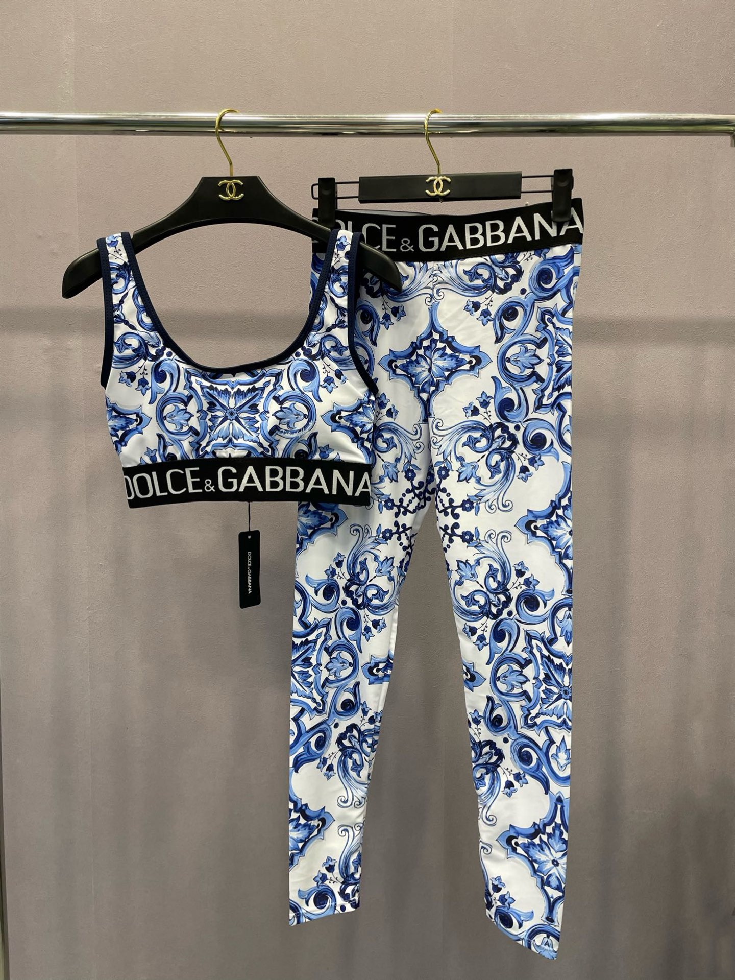 DG新款高弹力健身瑜伽服运动套装~塑腰小背心（带胸垫）+修身提臀显瘦打底裤踩脚 黑色 S M L Xl