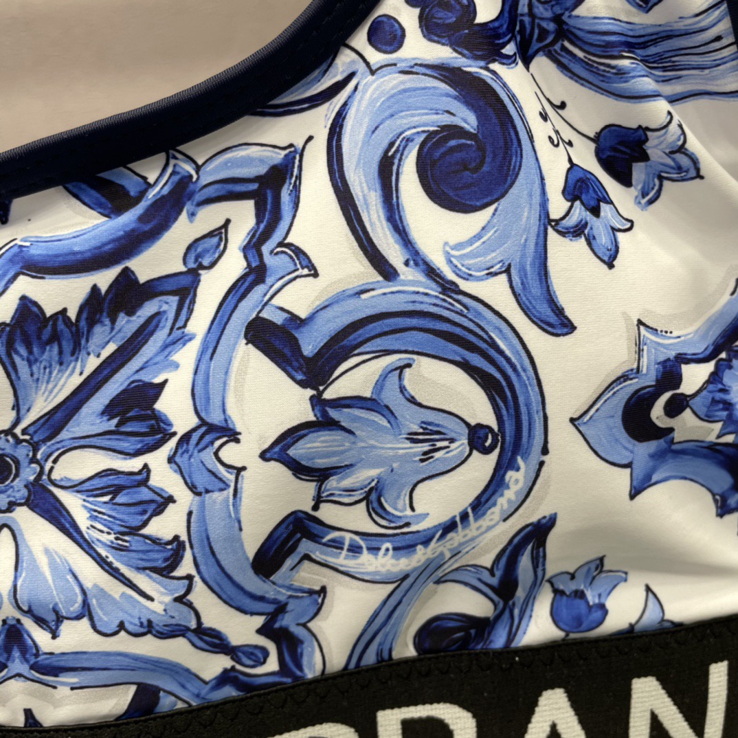 DG新款高弹力健身瑜伽服运动套装~塑腰小背心（带胸垫）+修身提臀显瘦打底裤踩脚 黑色 S M L Xl