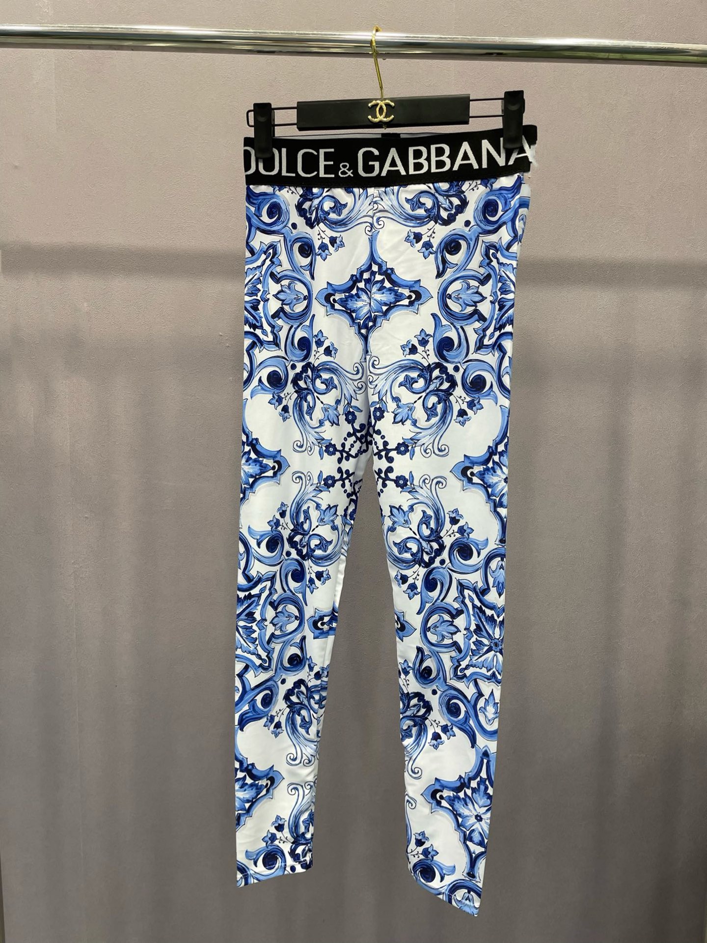 DG新款高弹力健身瑜伽服运动套装~塑腰小背心（带胸垫）+修身提臀显瘦打底裤踩脚 黑色 S M L Xl