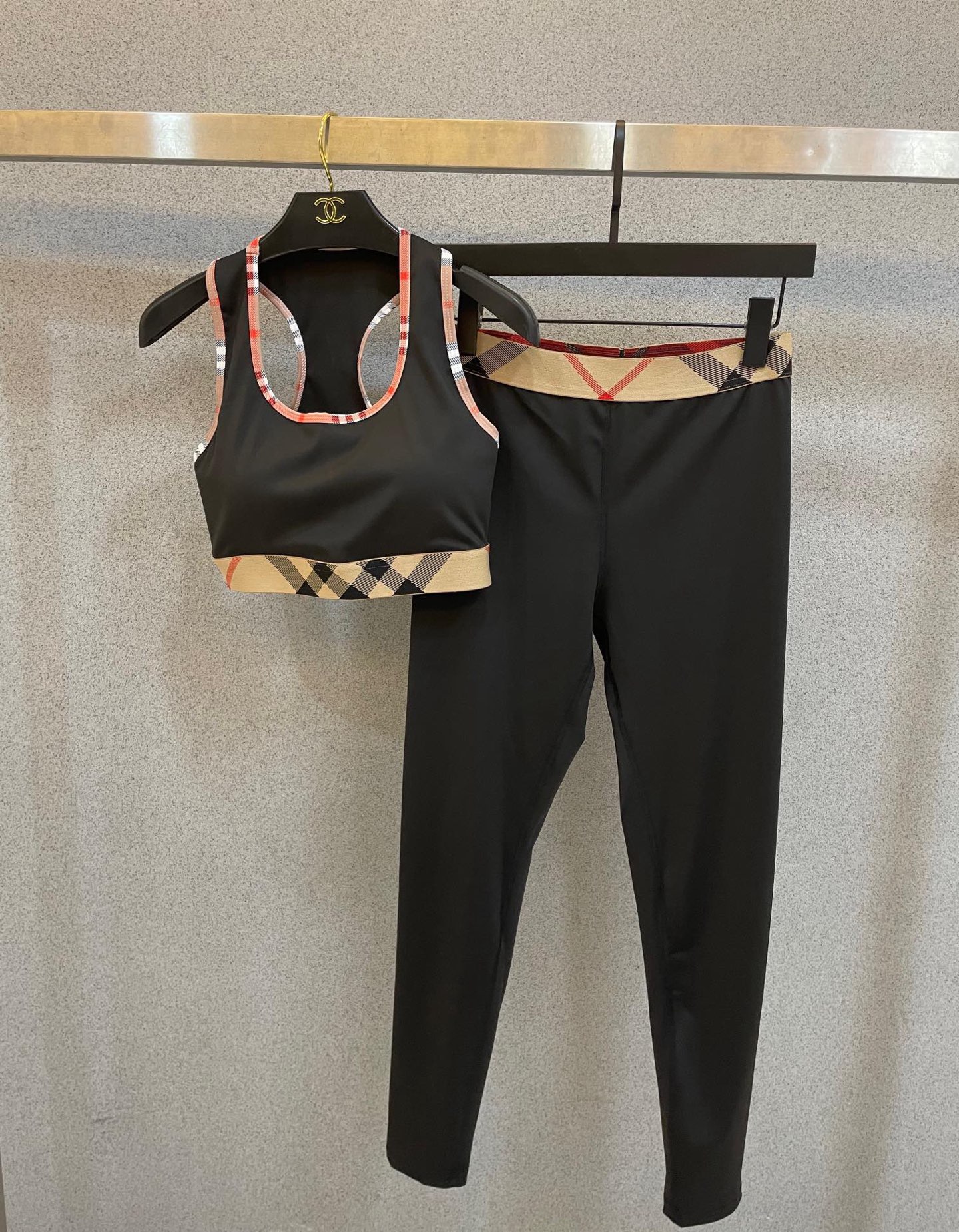 巴宝莉新款弹力健身瑜伽服运动套装~性感小吊带（有胸垫）+修身提臀显瘦打底裤脚 码数：SM L Xl