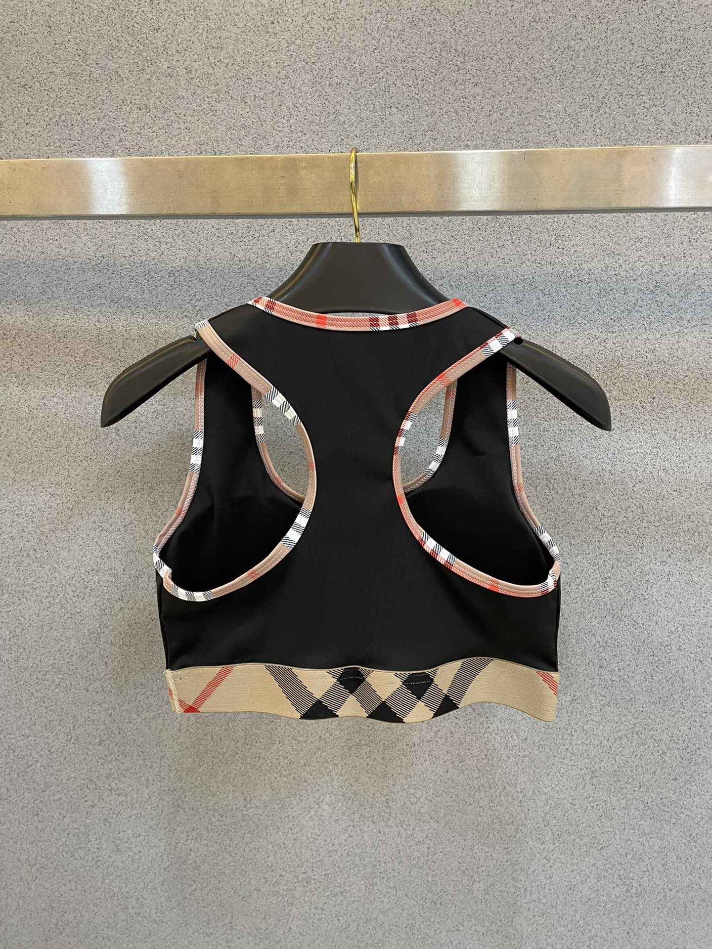 巴宝莉新款弹力健身瑜伽服运动套装~性感小吊带（有胸垫）+修身提臀显瘦打底裤脚 码数：SM L Xl