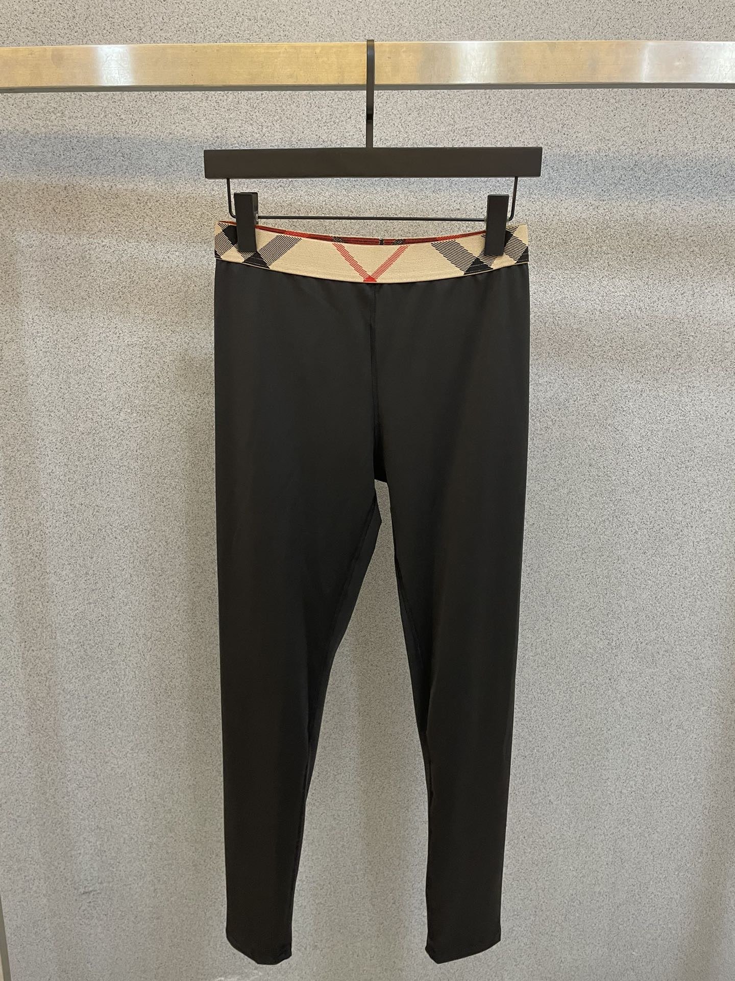 巴宝莉新款弹力健身瑜伽服运动套装~性感小吊带（有胸垫）+修身提臀显瘦打底裤脚 码数：SM L Xl