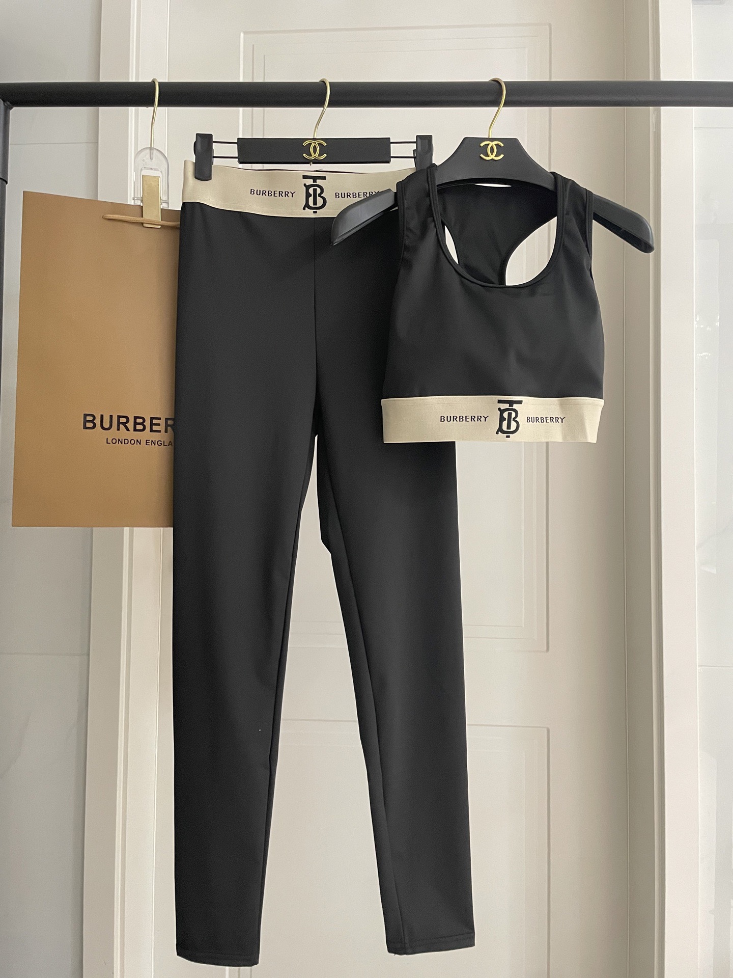 巴宝莉新款弹力健身瑜伽服运动套装~性感小吊带（有胸垫）+修身提臀显瘦打底裤脚 码数：SM L Xl