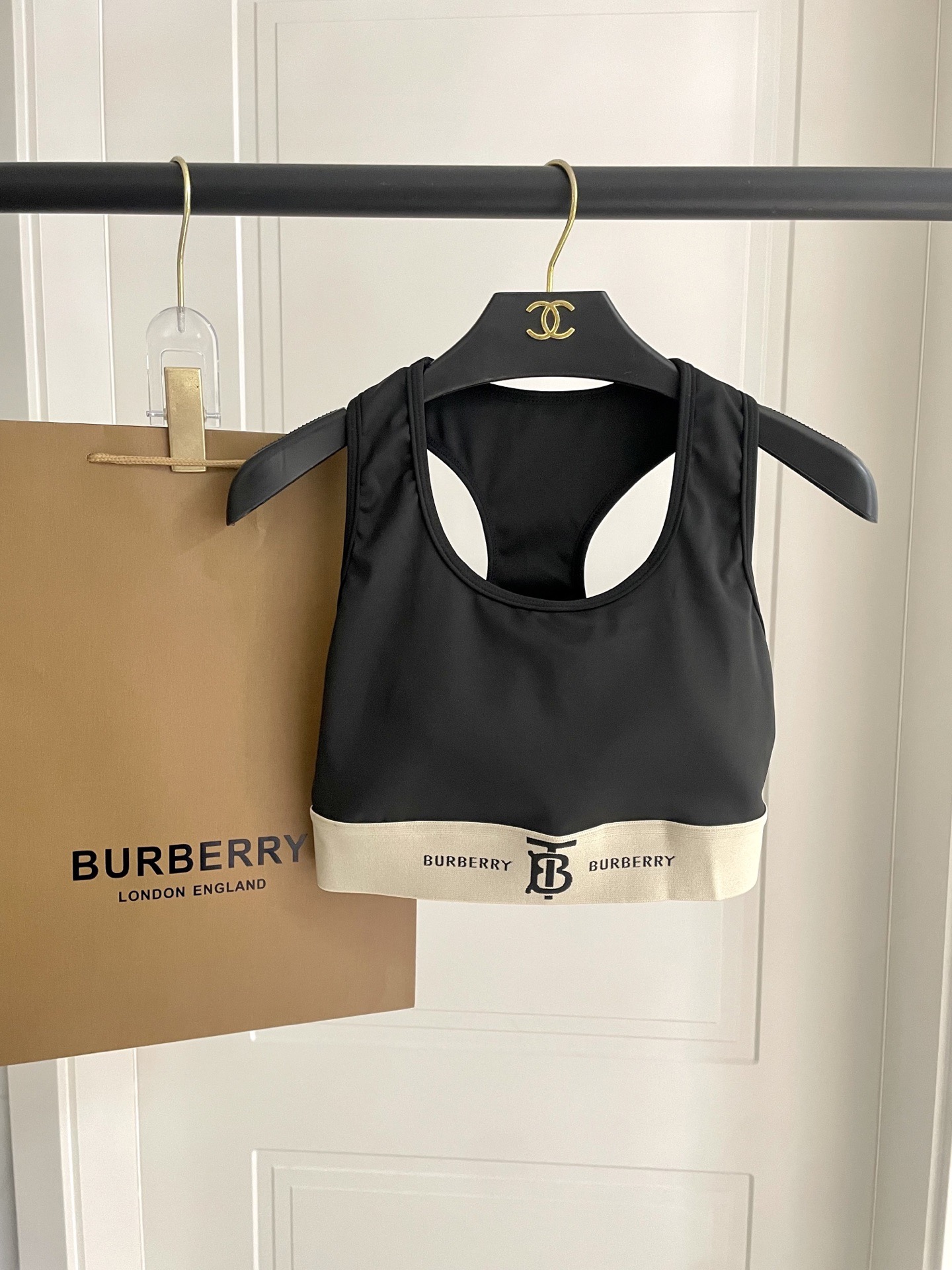 巴宝莉新款弹力健身瑜伽服运动套装~性感小吊带（有胸垫）+修身提臀显瘦打底裤脚 码数：SM L Xl