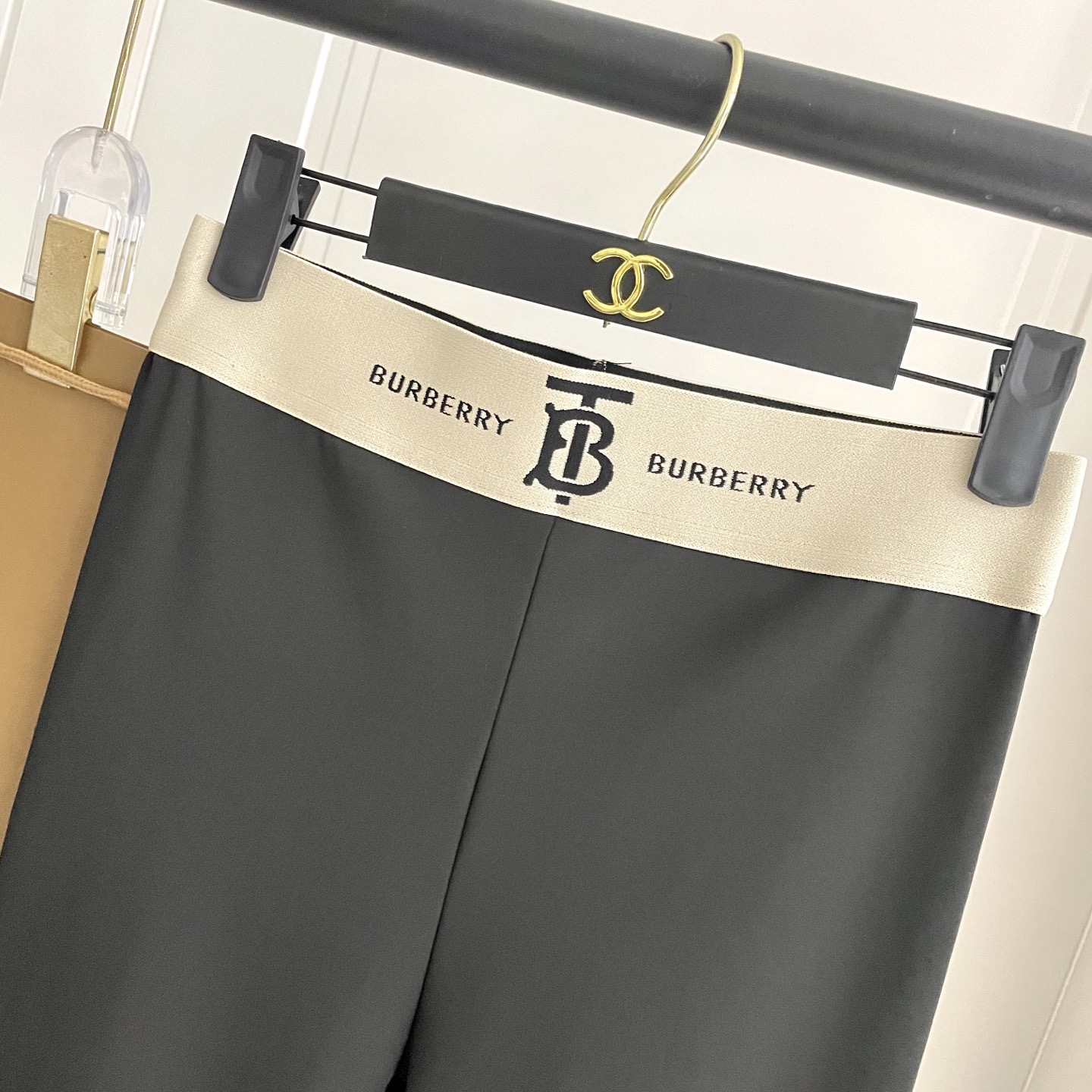 巴宝莉新款弹力健身瑜伽服运动套装~性感小吊带（有胸垫）+修身提臀显瘦打底裤脚 码数：SM L Xl