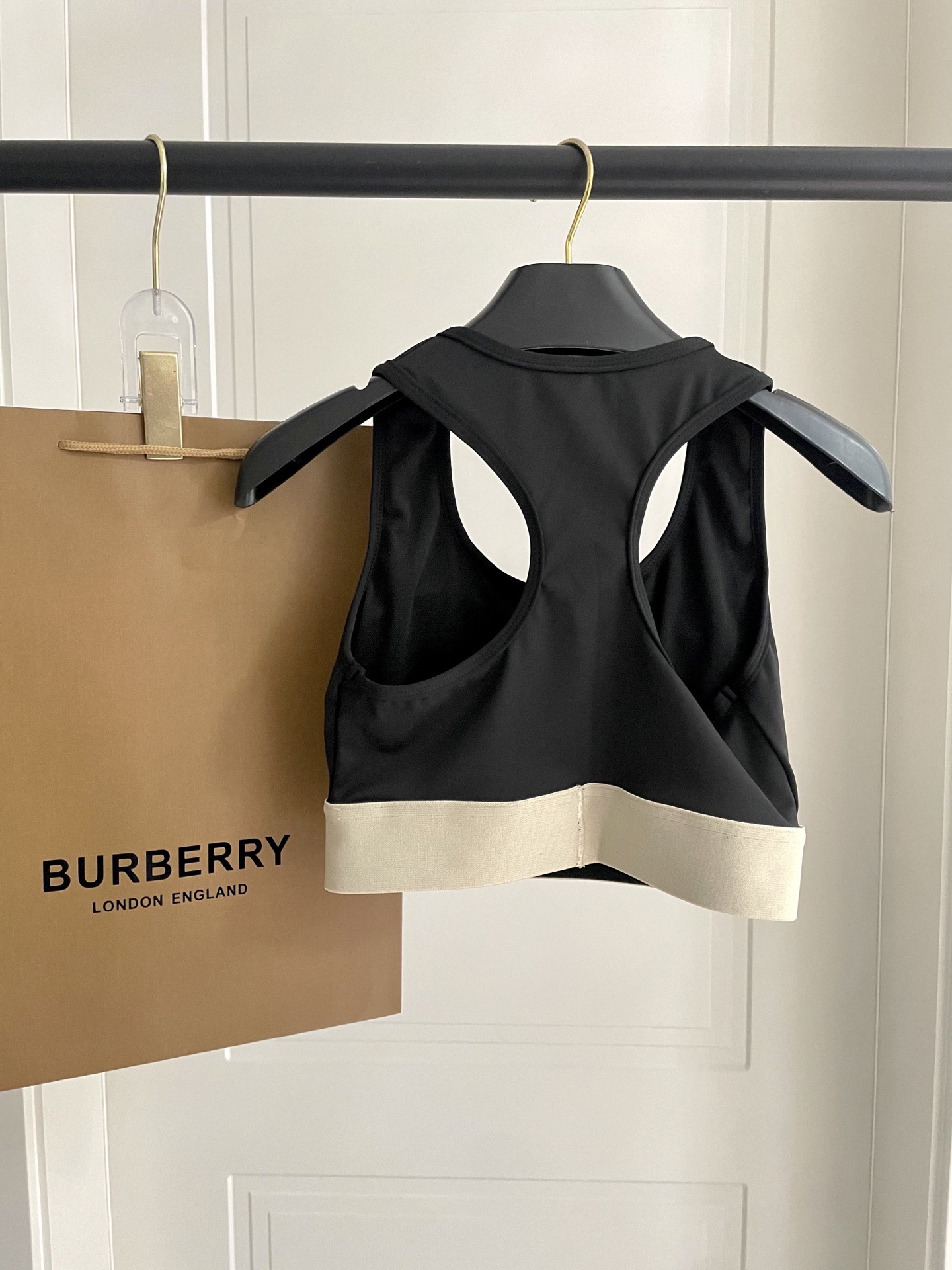 巴宝莉新款弹力健身瑜伽服运动套装~性感小吊带（有胸垫）+修身提臀显瘦打底裤脚 码数：SM L Xl