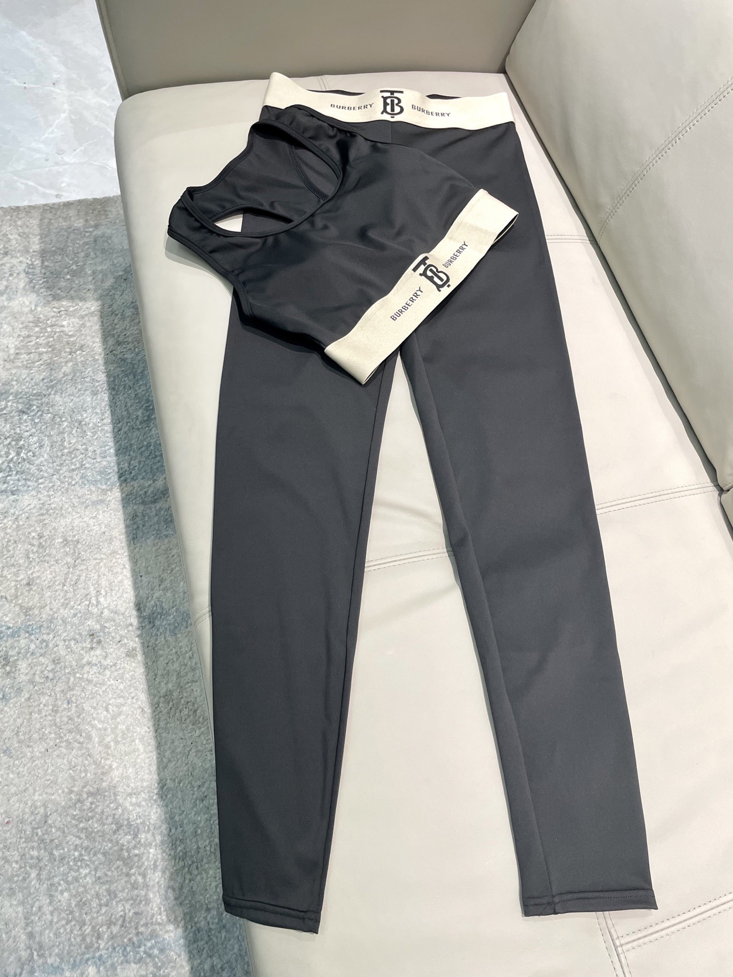 巴宝莉新款弹力健身瑜伽服运动套装~性感小吊带（有胸垫）+修身提臀显瘦打底裤脚 码数：SM L Xl